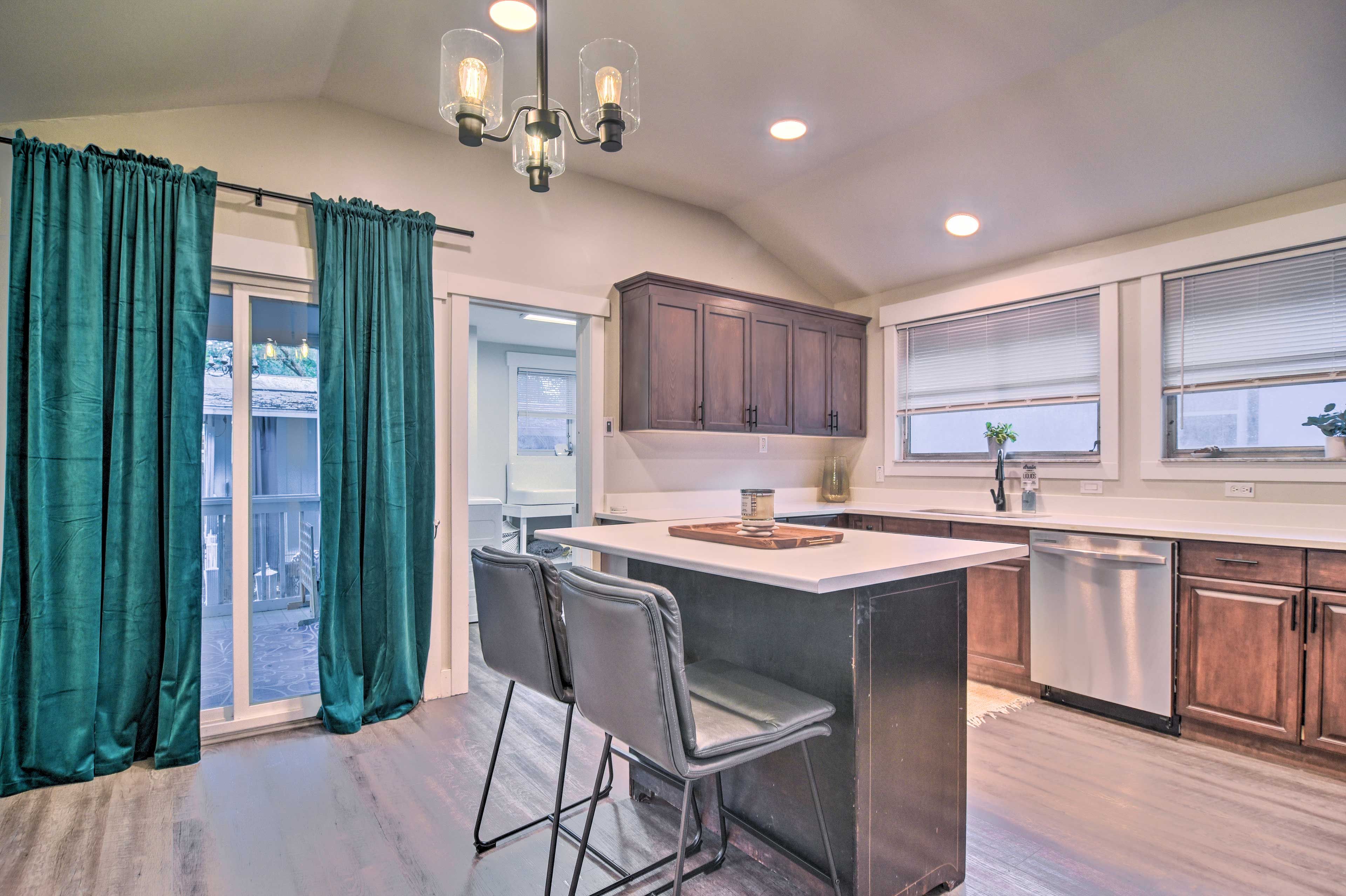 Kitchen | Dishware & Flatware Provided | Trash Bags & Paper Towels Provided