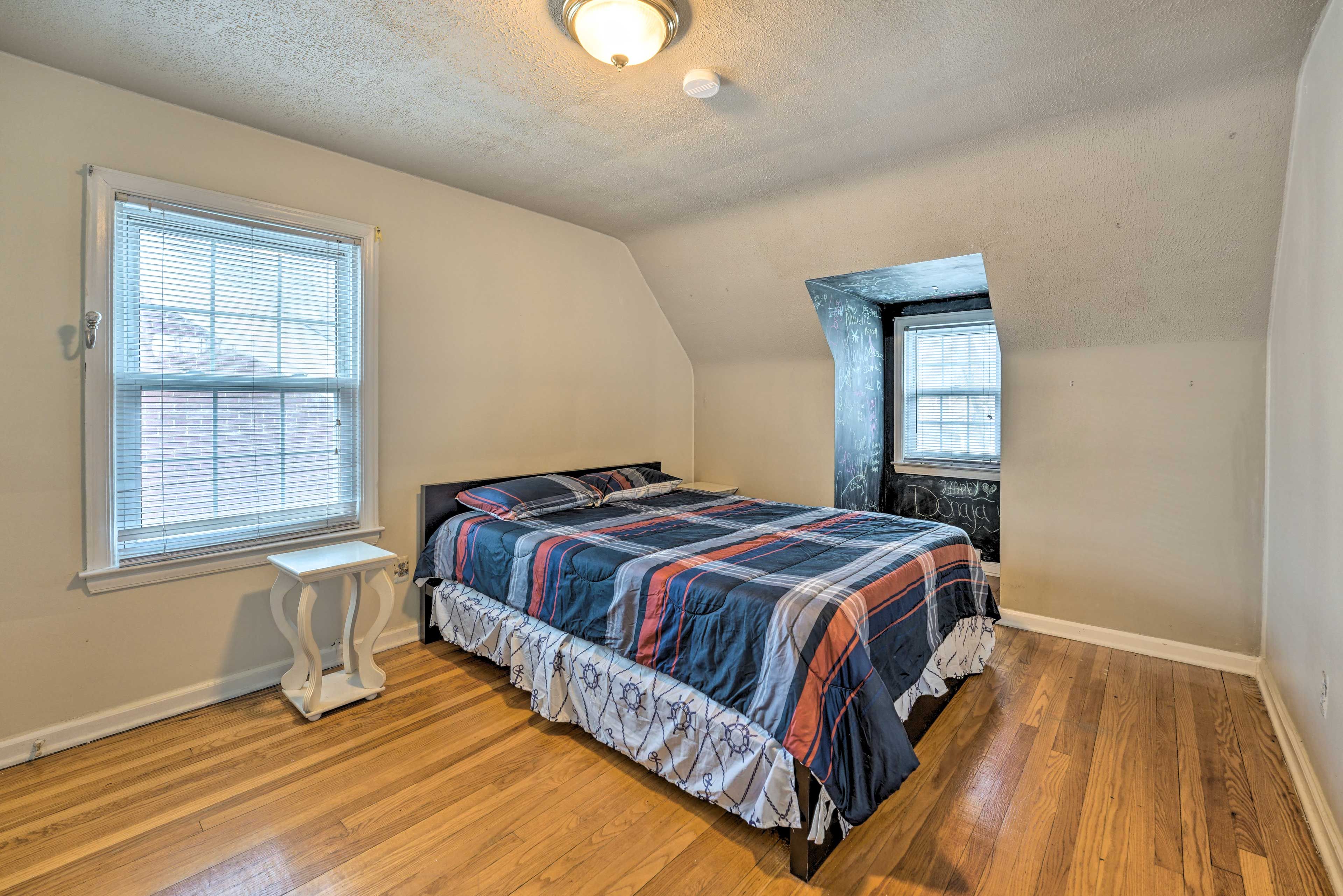 Bedroom 1 | Queen Bed