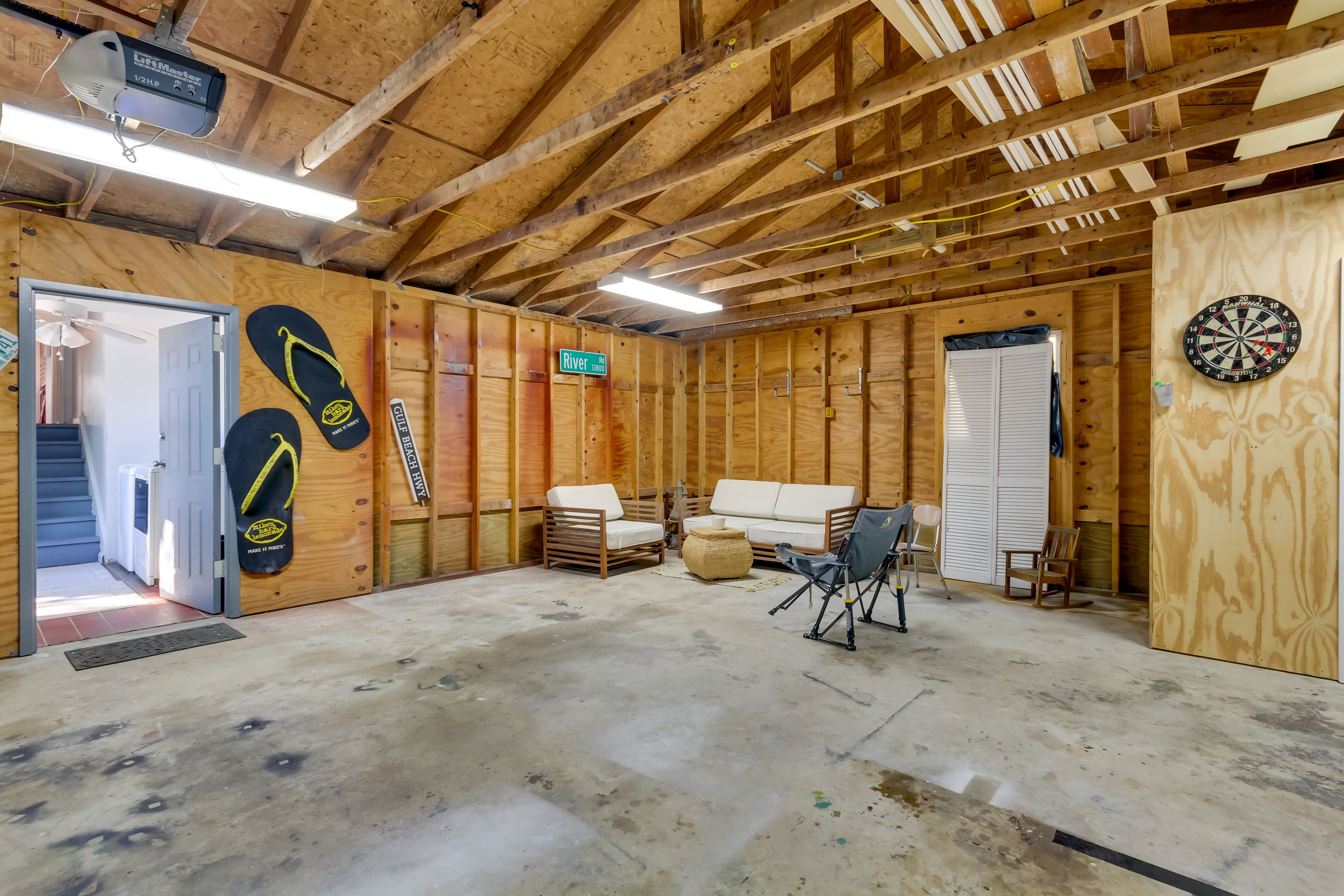 Garage | Dartboard