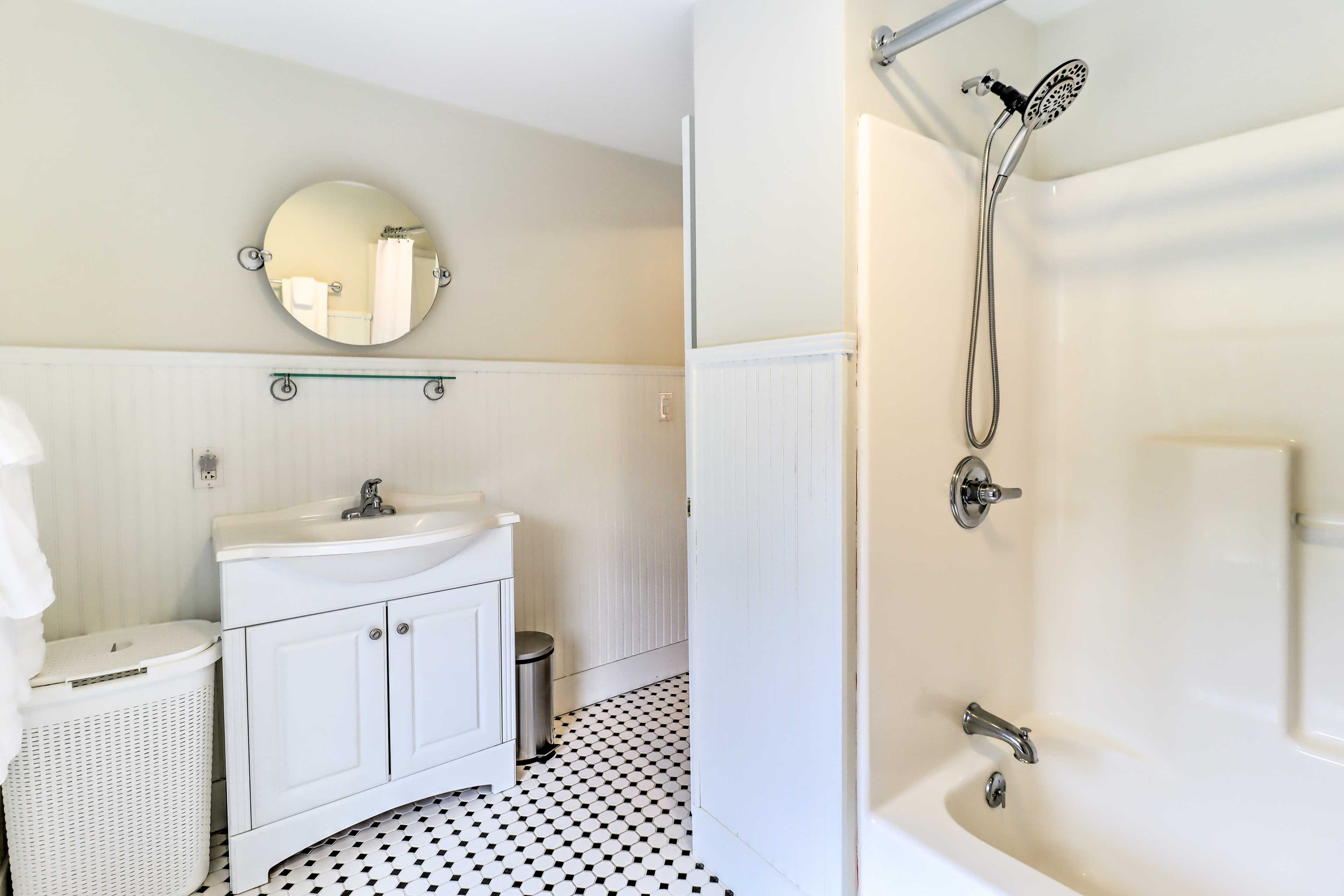 Full Bathroom | Towels Provided | 2nd Floor