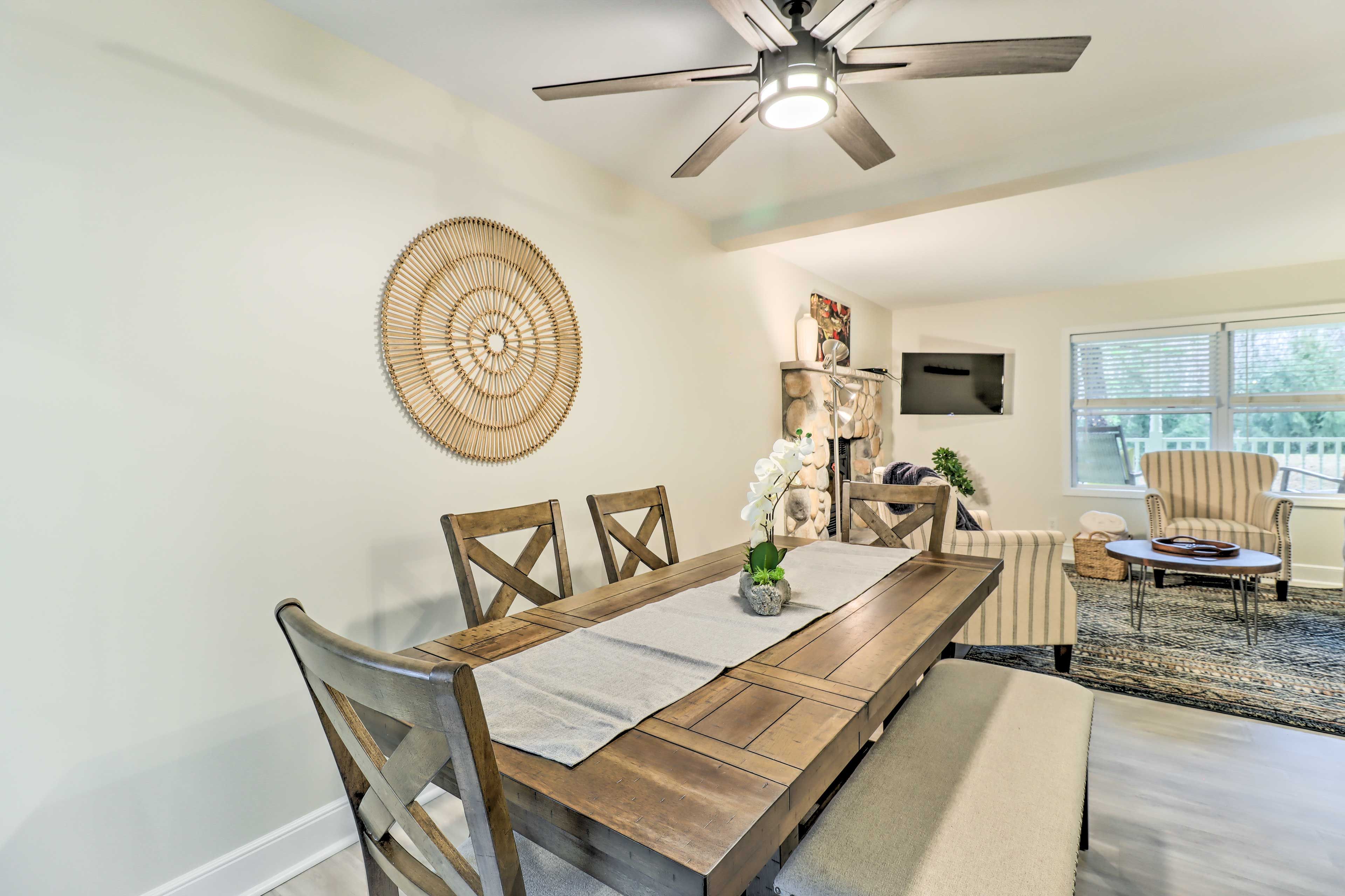 Dining Area | Dishware/Flatware Provided