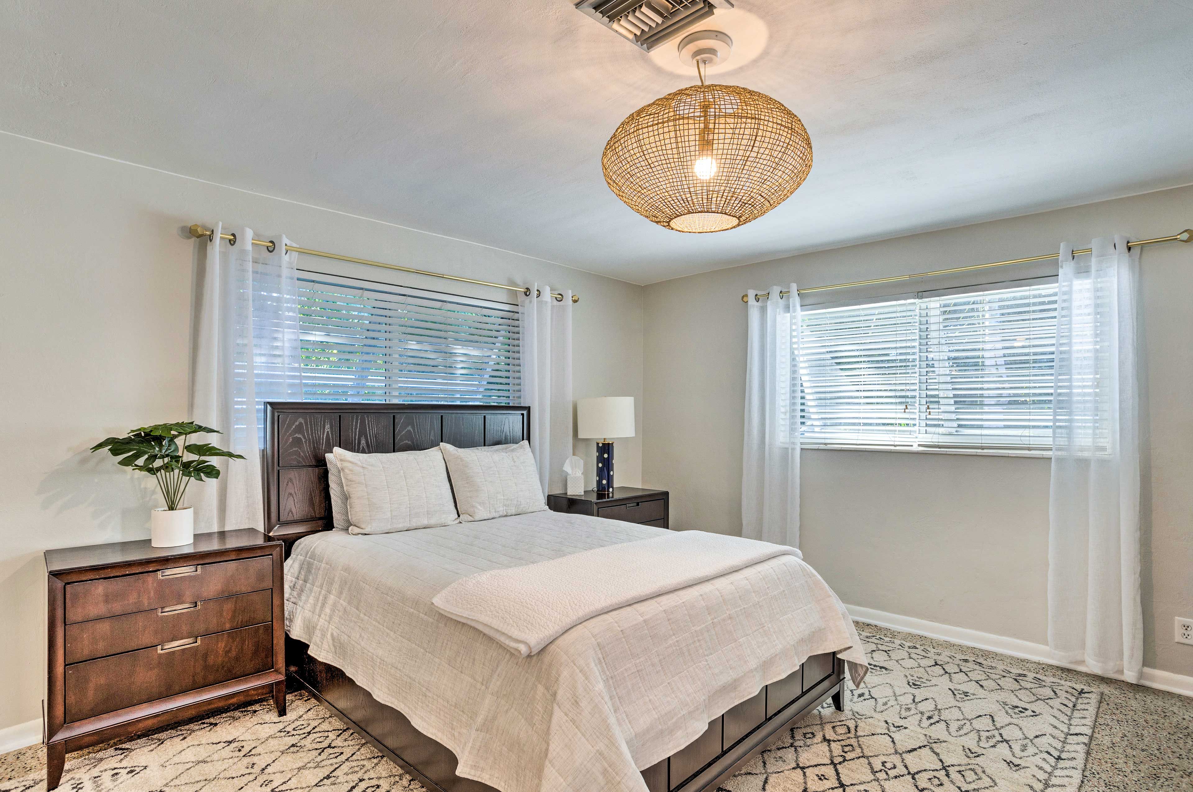 Bedroom 1 | Queen Bed
