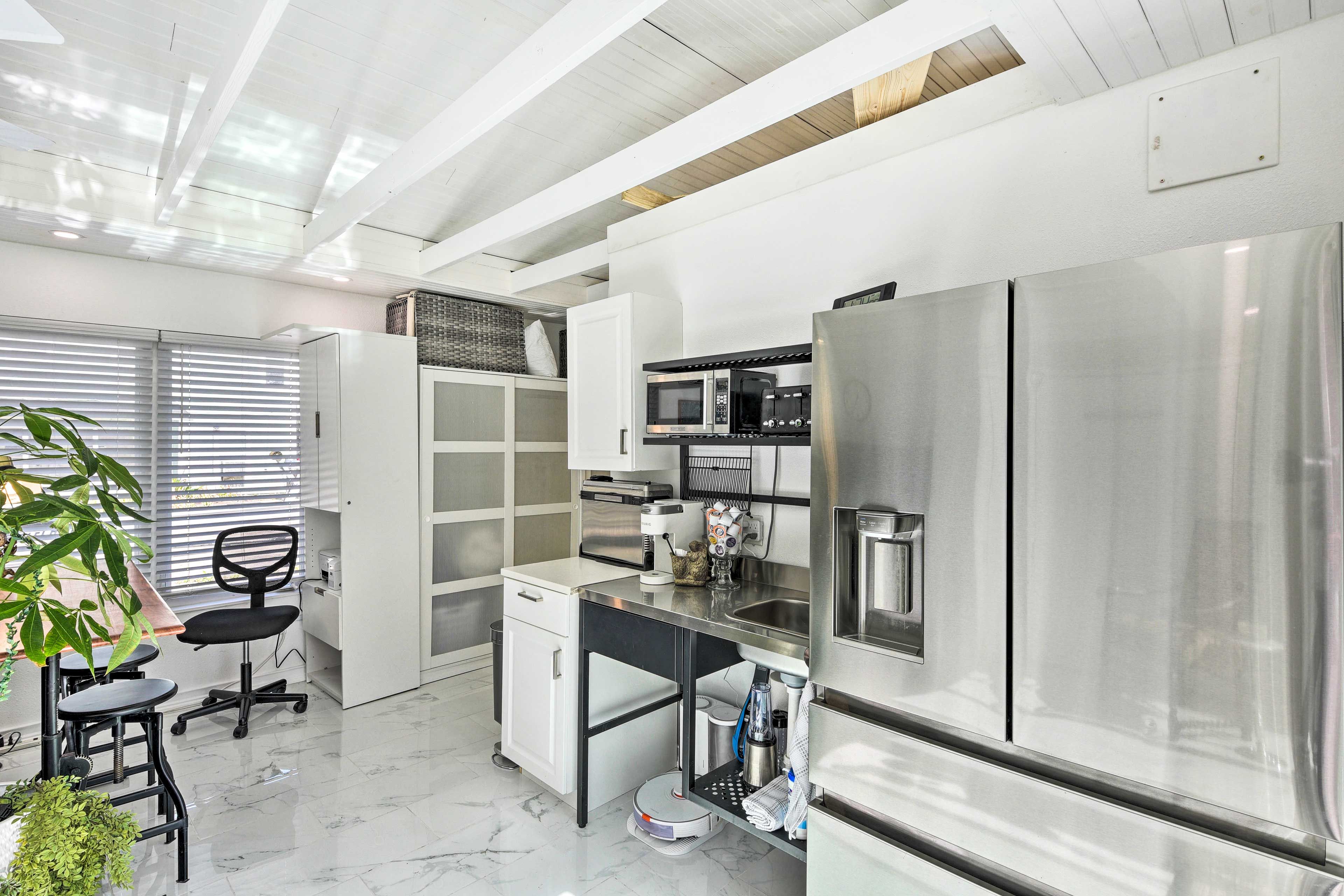 Kitchenette | Hot Plate | Spices | Toaster Oven