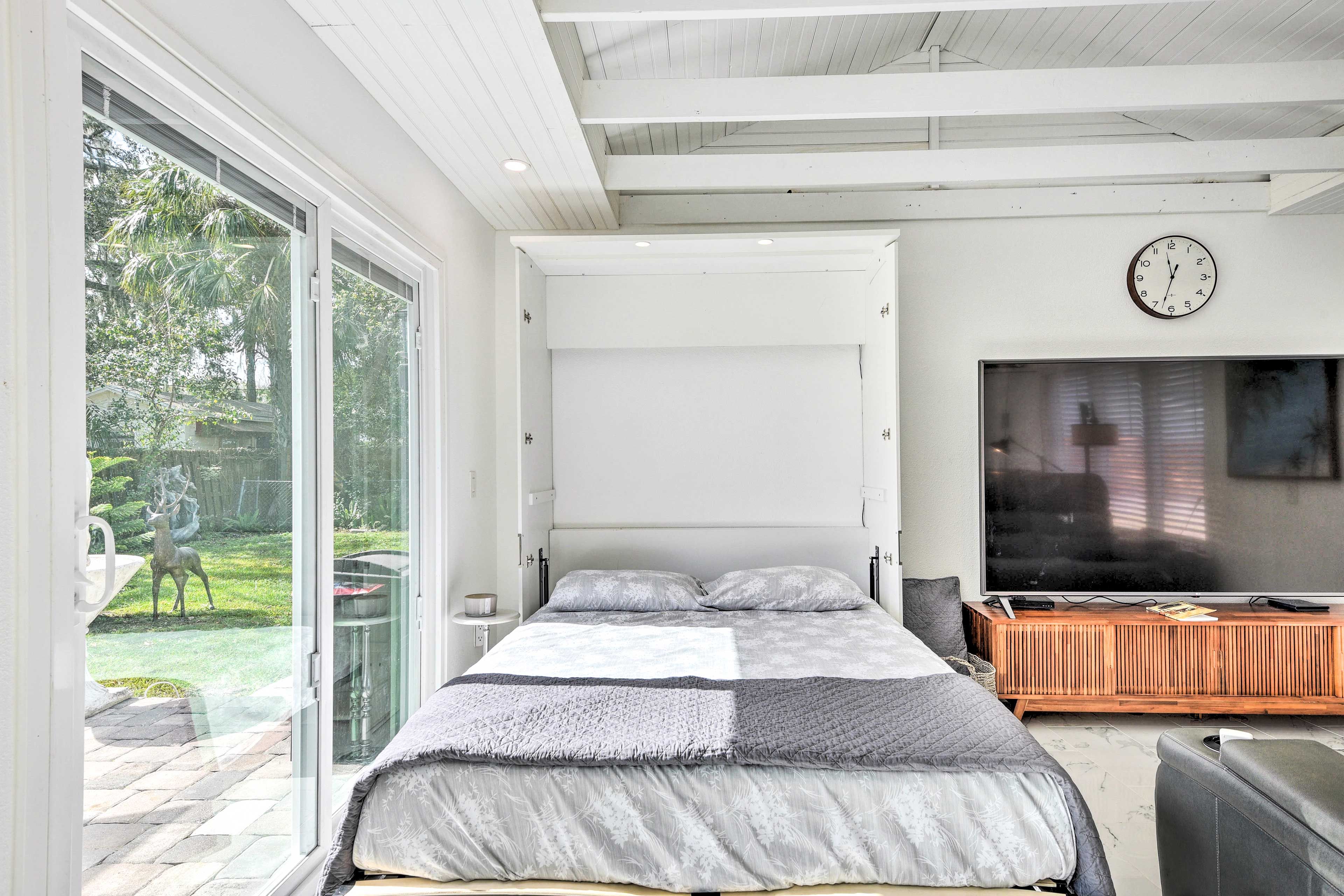 Studio | Queen Murphy Bed