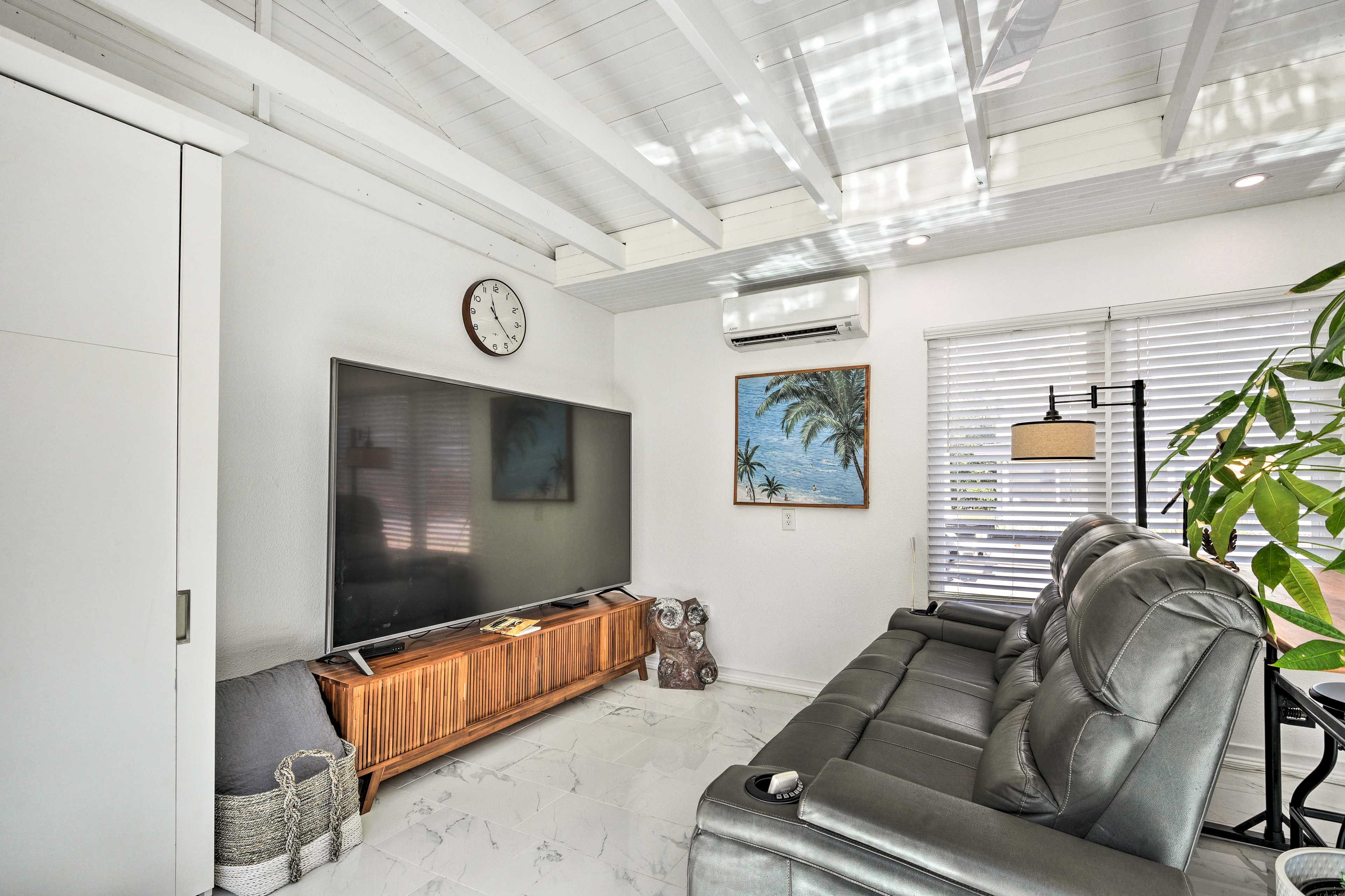 Living Area | Free WiFi