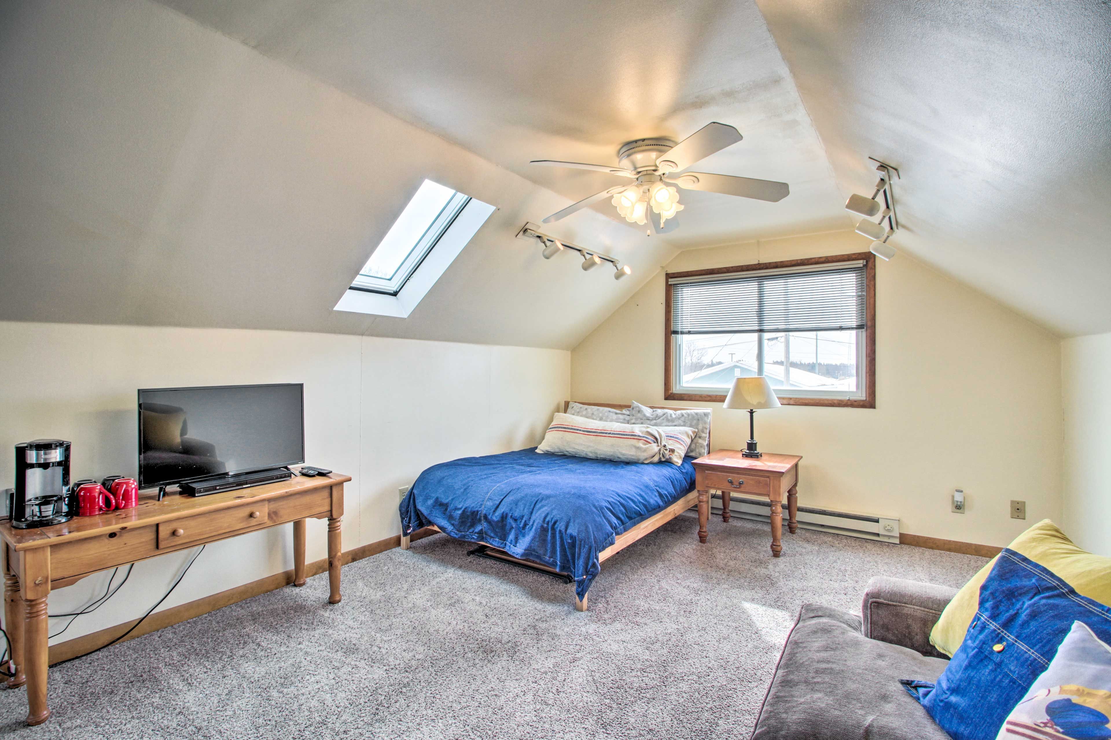 Bedroom 1 | Queen Bed | Smart TV