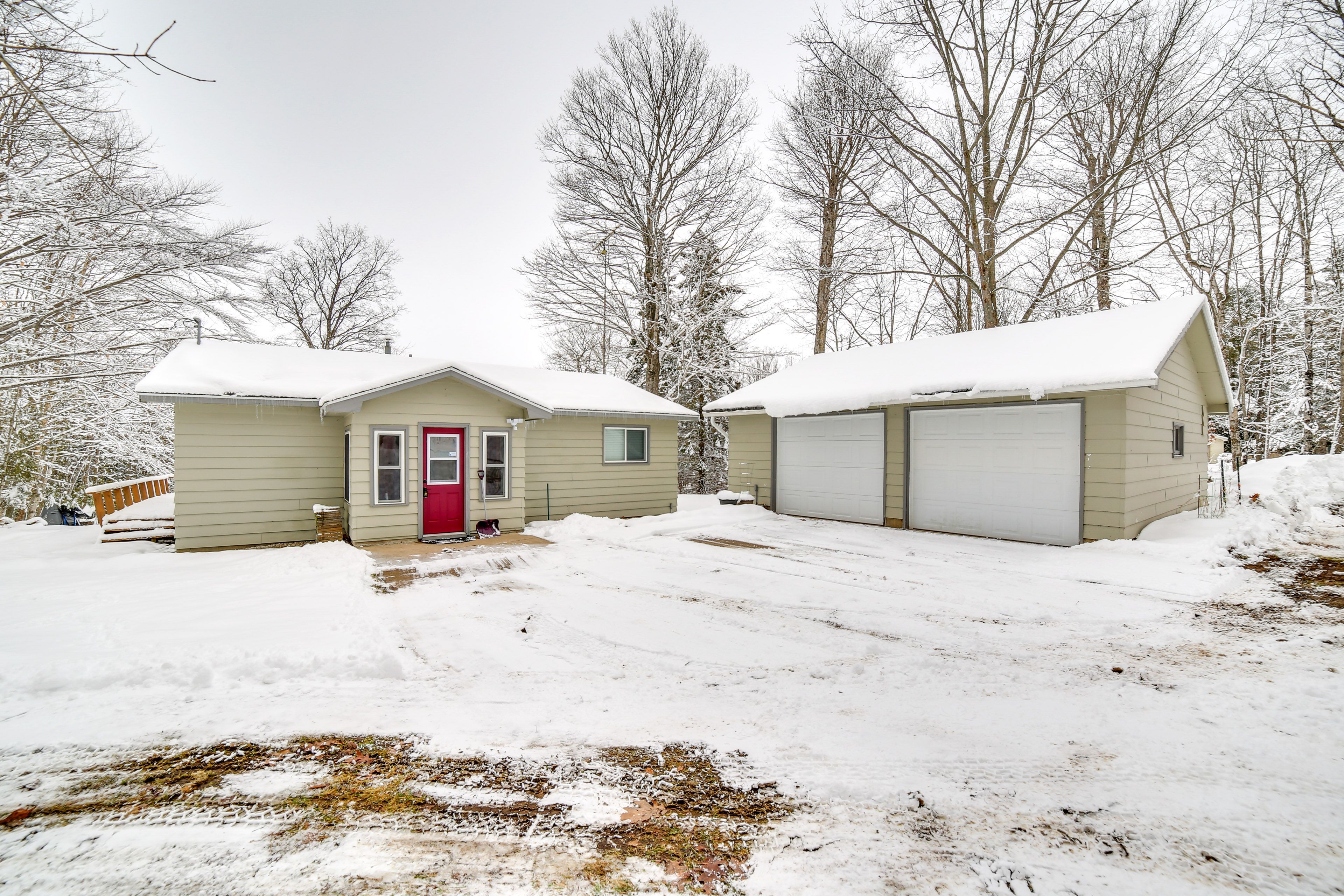 Parking | Ample Driveway Space | RV/Trailer Parking Allowed