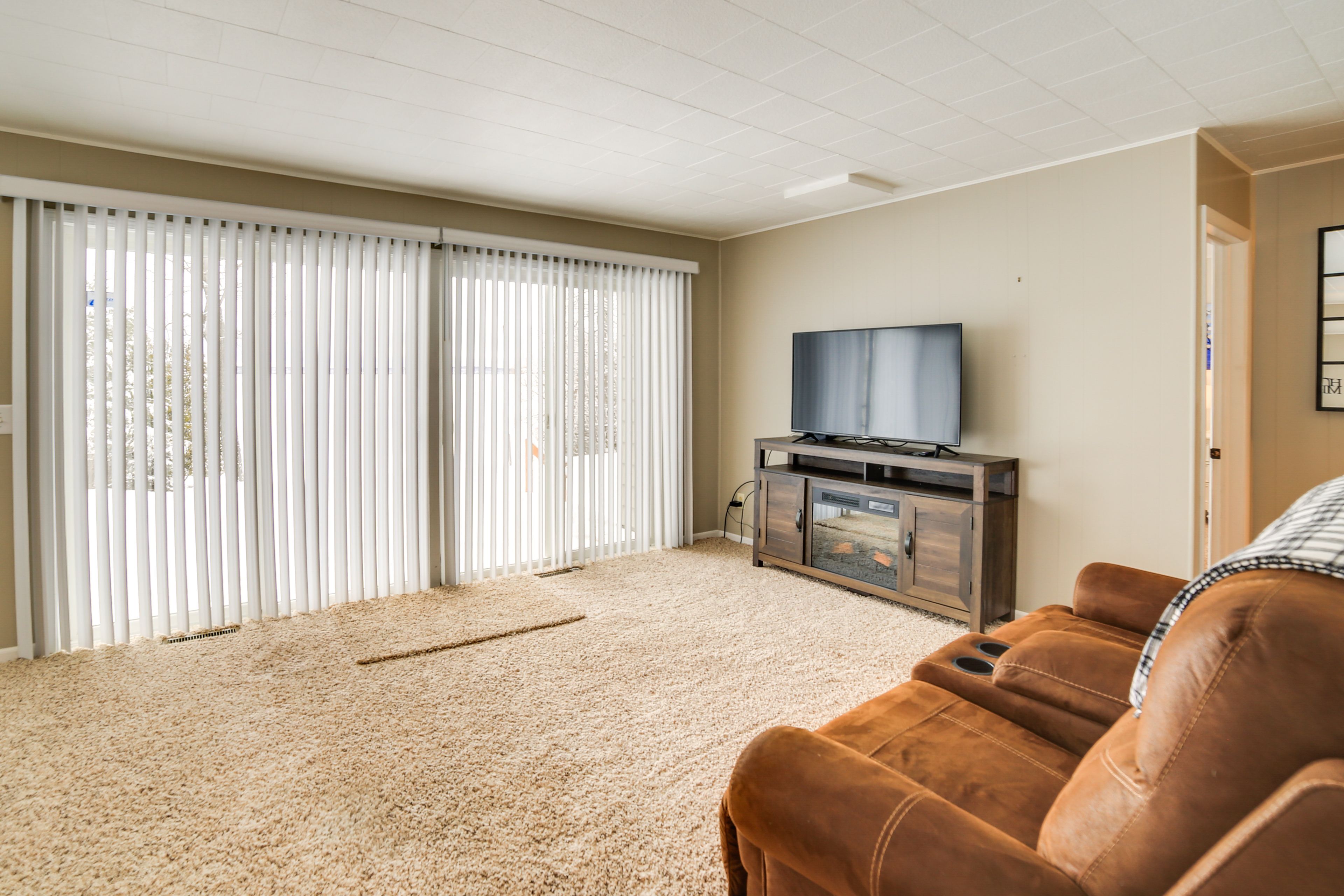 Living Area | Free WiFi | Smart TV | Electric Fireplace