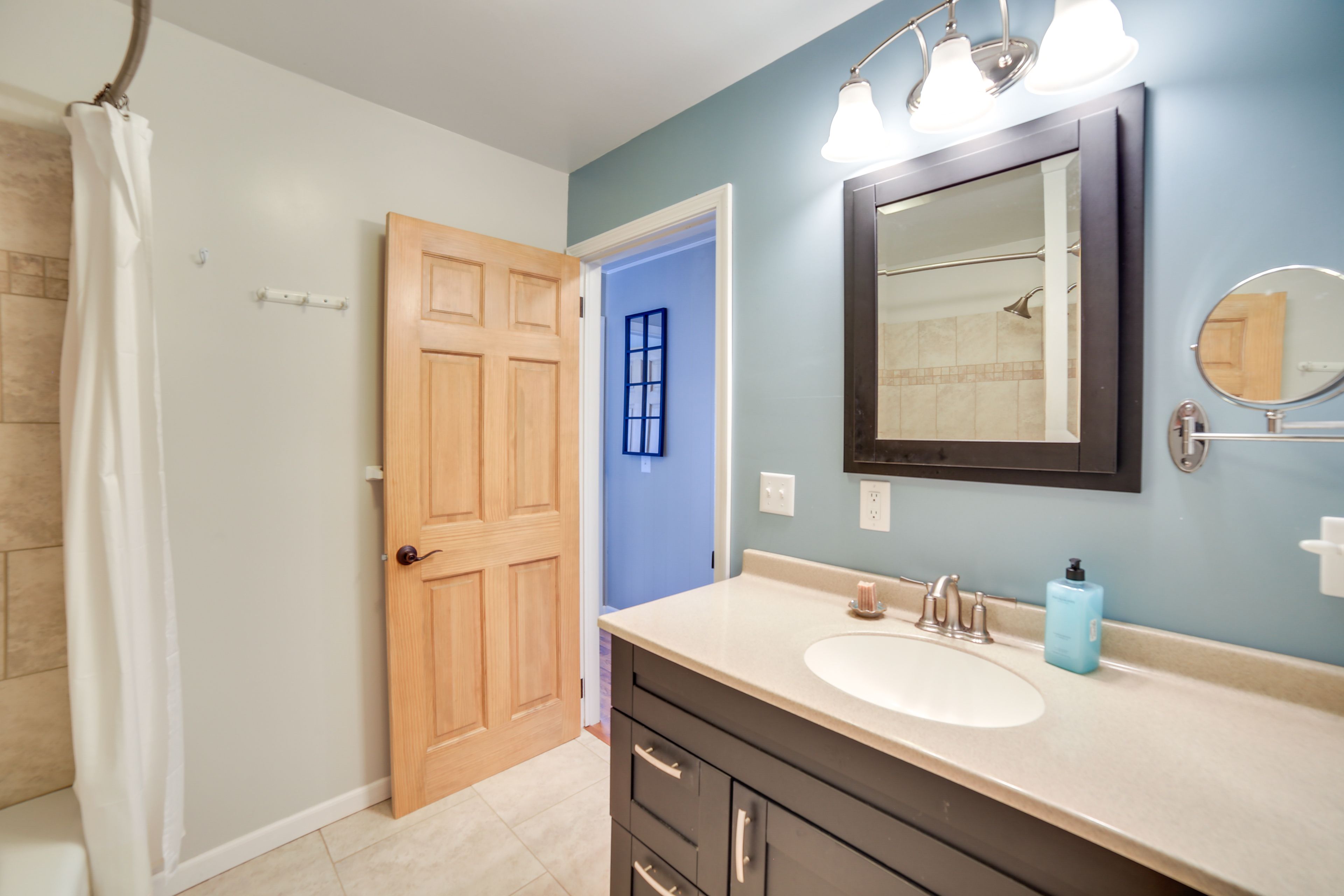 Full Bathroom | Complimentary Toiletries | Towels Provided