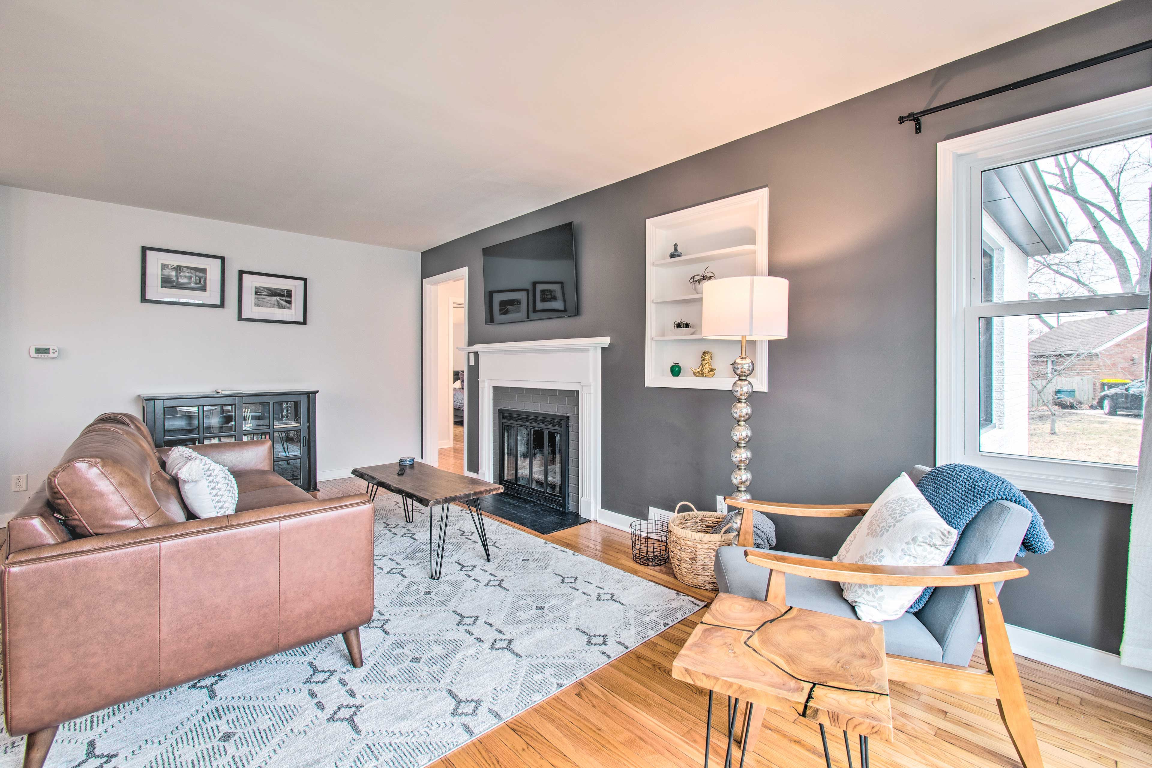Living Room | Main Floor | Central Air Conditioning | Smart TV