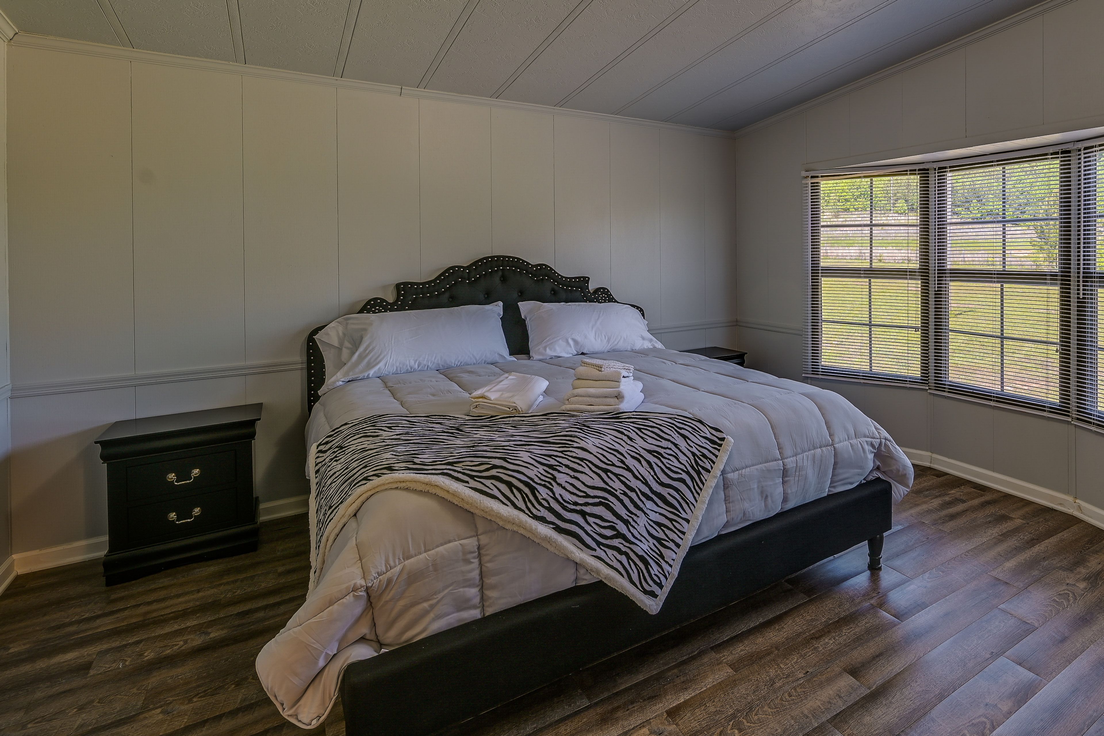Bedroom 1 | Main Level | King Bed | Linens Provided