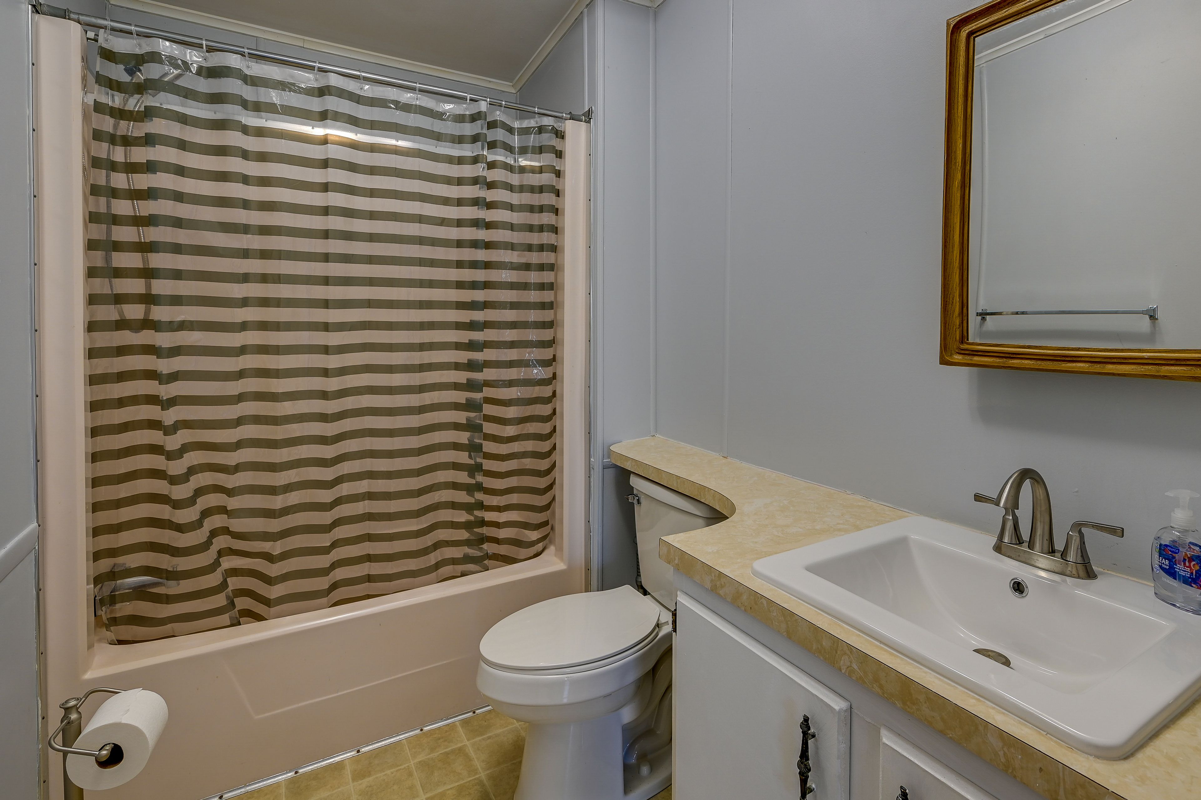 Full Bathroom | Main Level | Complimentary Toiletries