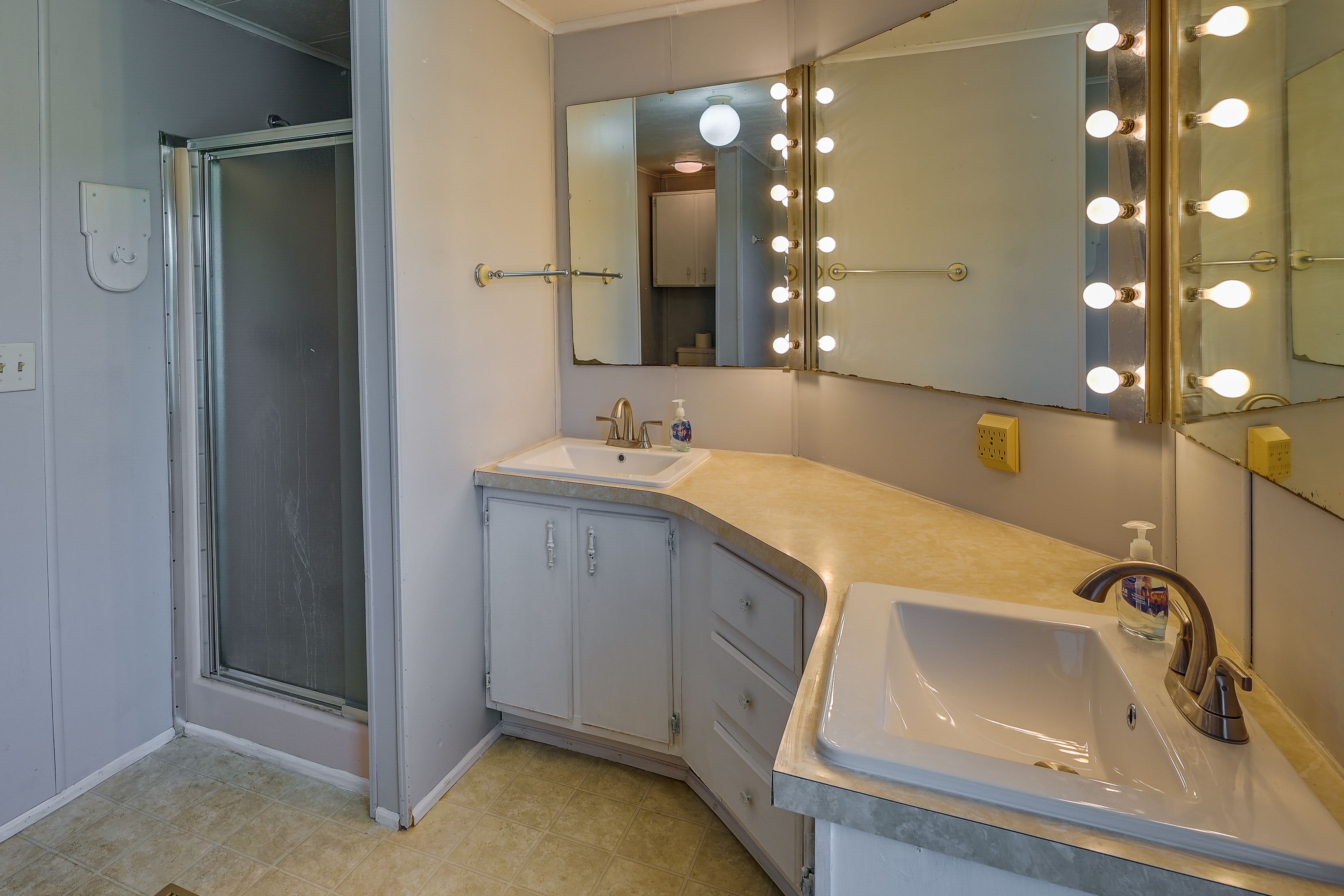En-Suite Bathroom | Main Level | Towels Provided