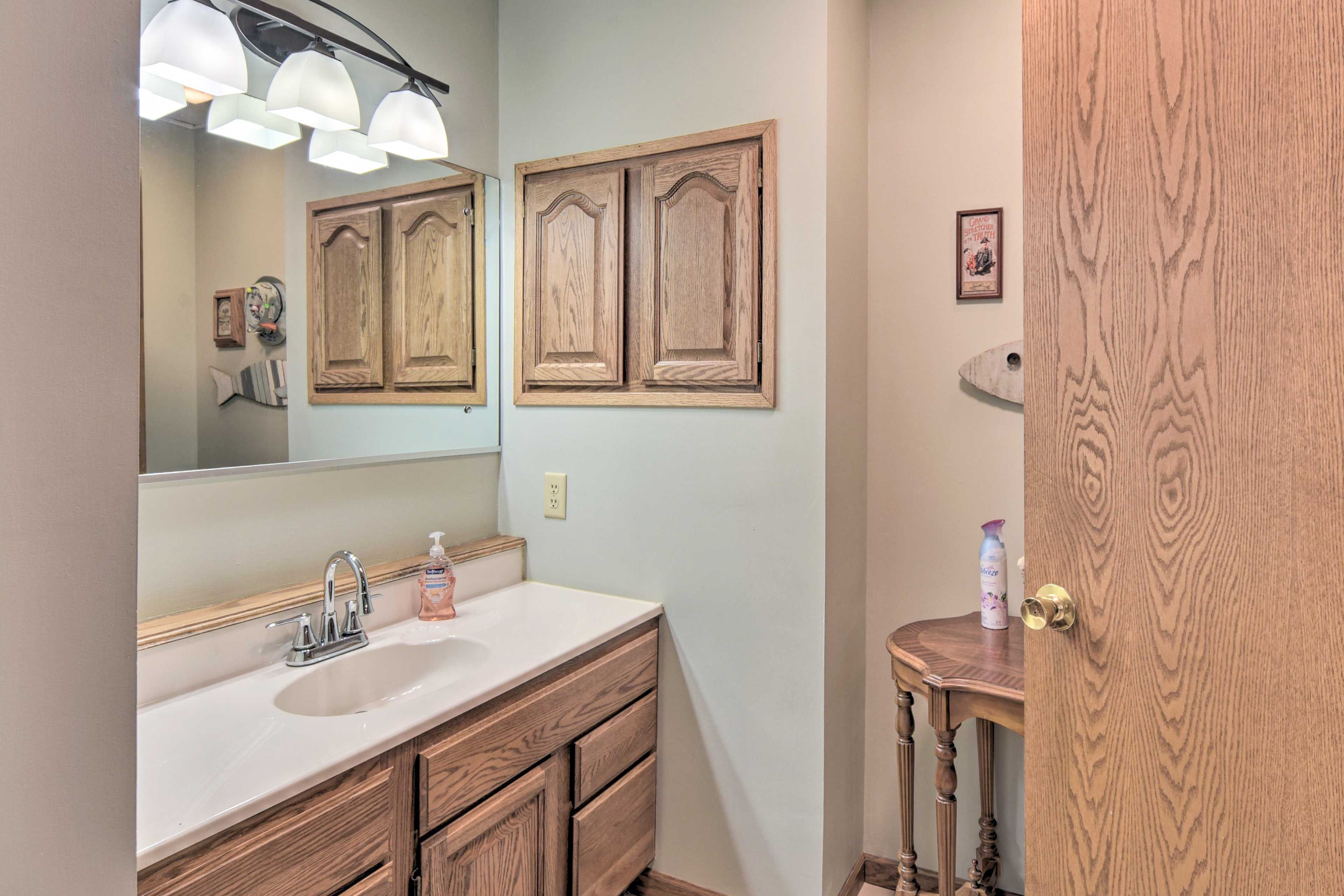 Half Bathroom | Towels Provided