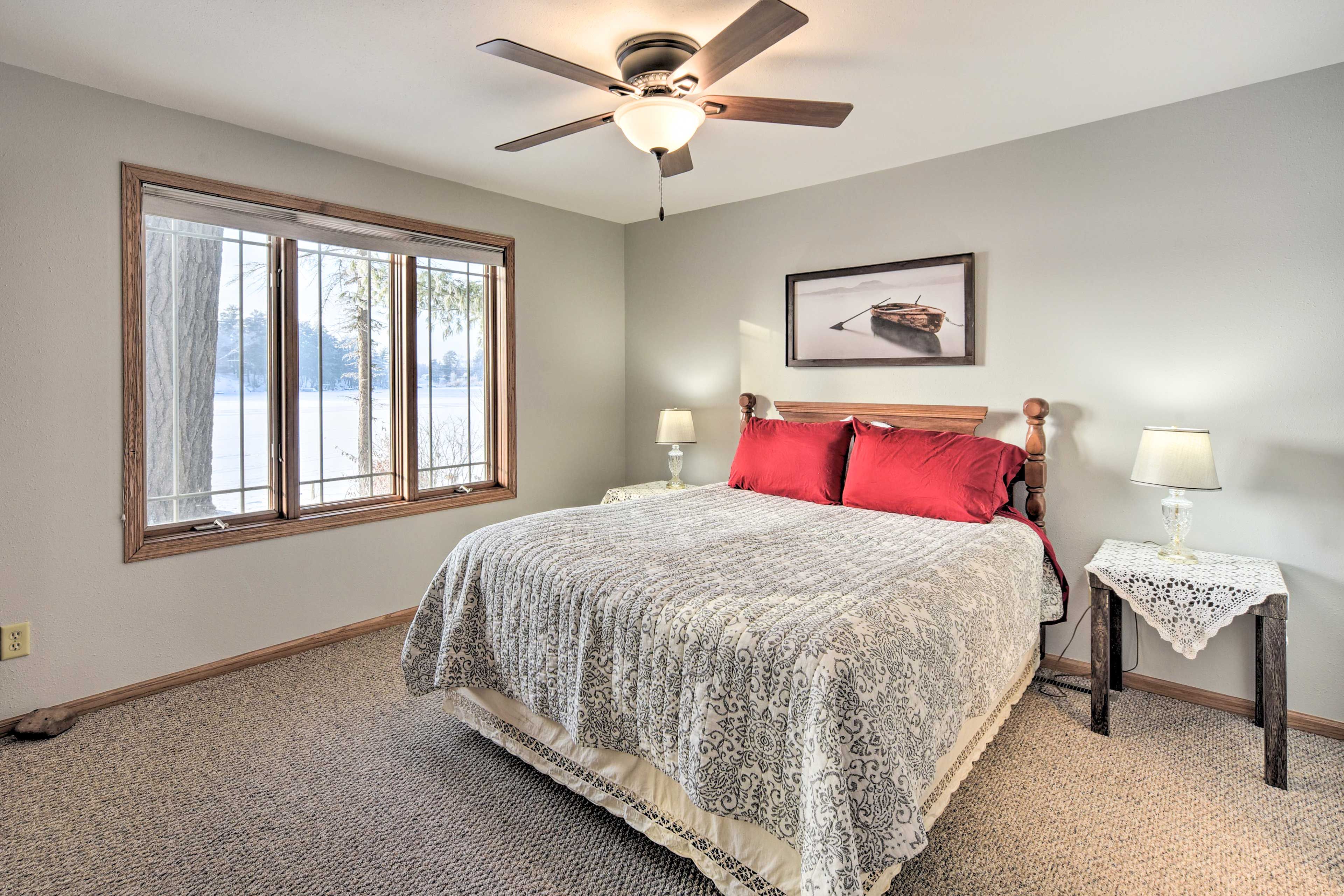 Bedroom 1 | Queen Bed | 1st Floor