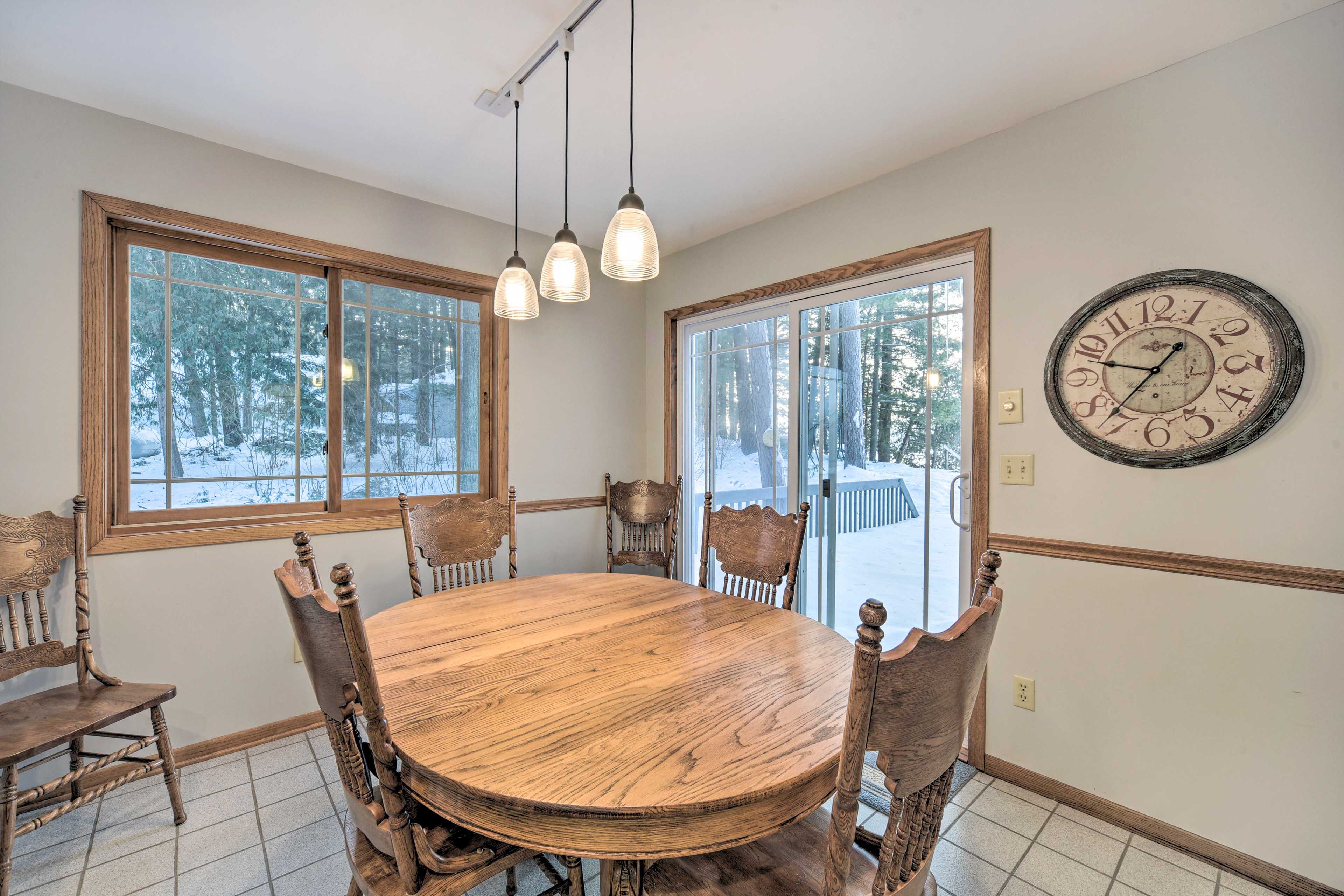 Kitchen Dining Area | Dishware/Flatware Provided