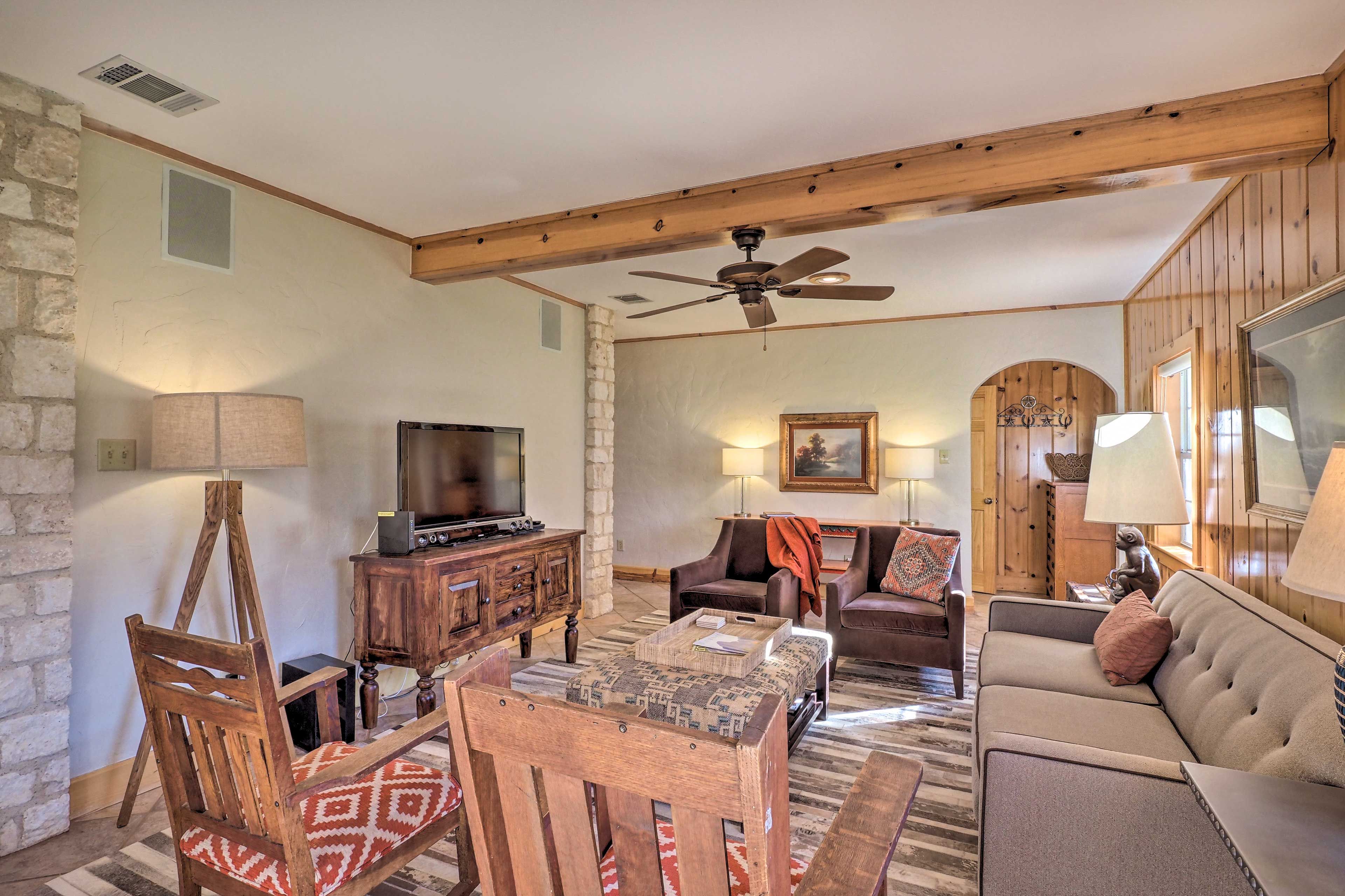 Living Room | Queen Sleeper Sofa | Free WiFi | Central A/C & Heat | Smart TV