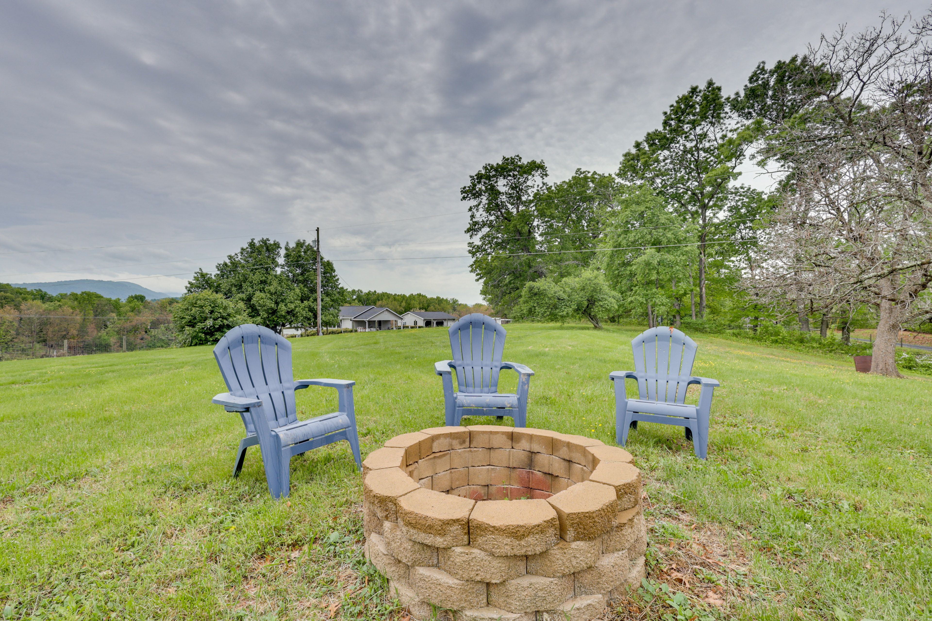 Backyard | Fire Pit (Wood Not Provided)