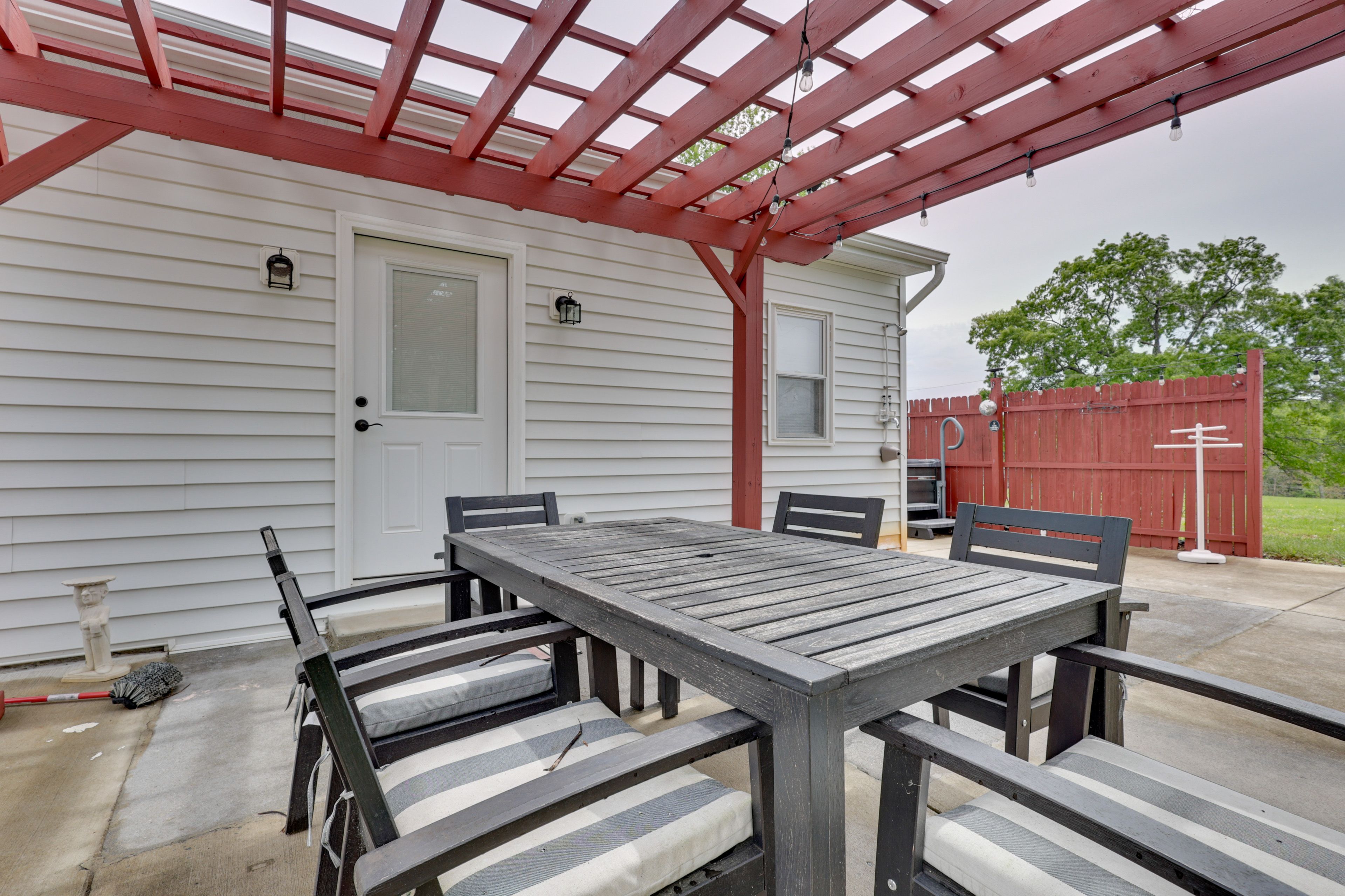 Backyard | Outdoor Entertainment Area | Fire Pit