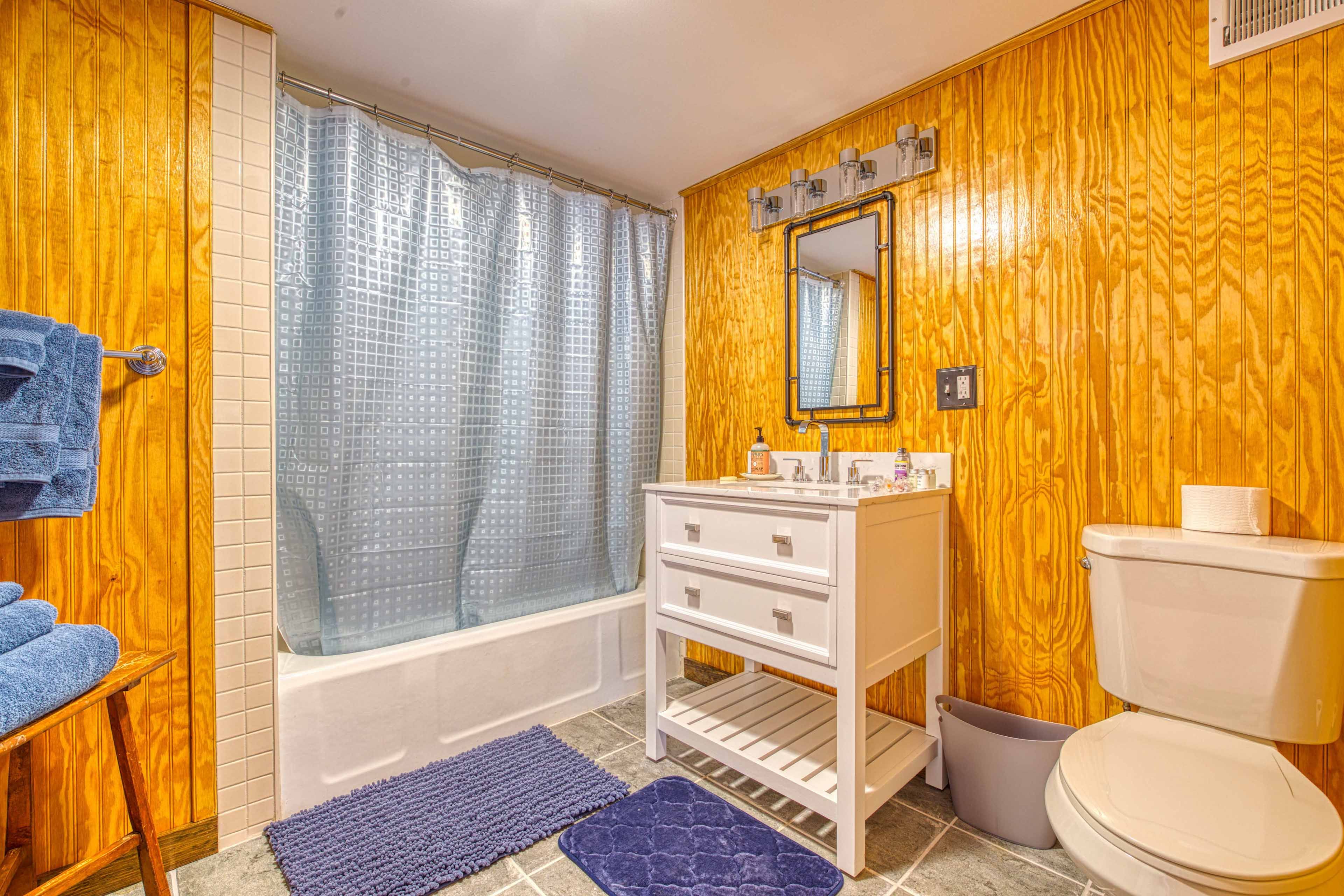 Full Bathroom | Towels Provided