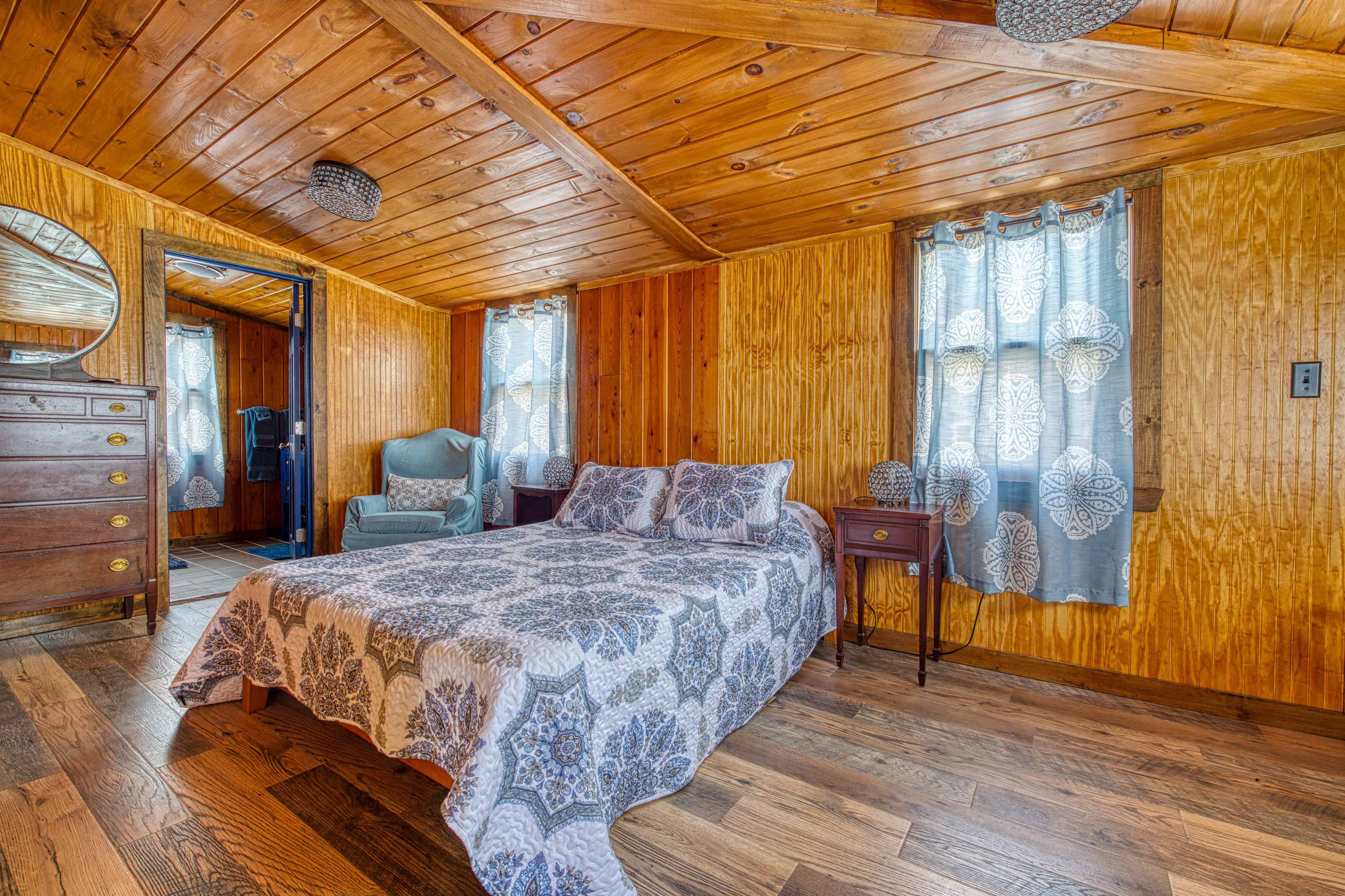 Bedroom 1 | Queen Bed | En-Suite Bathroom
