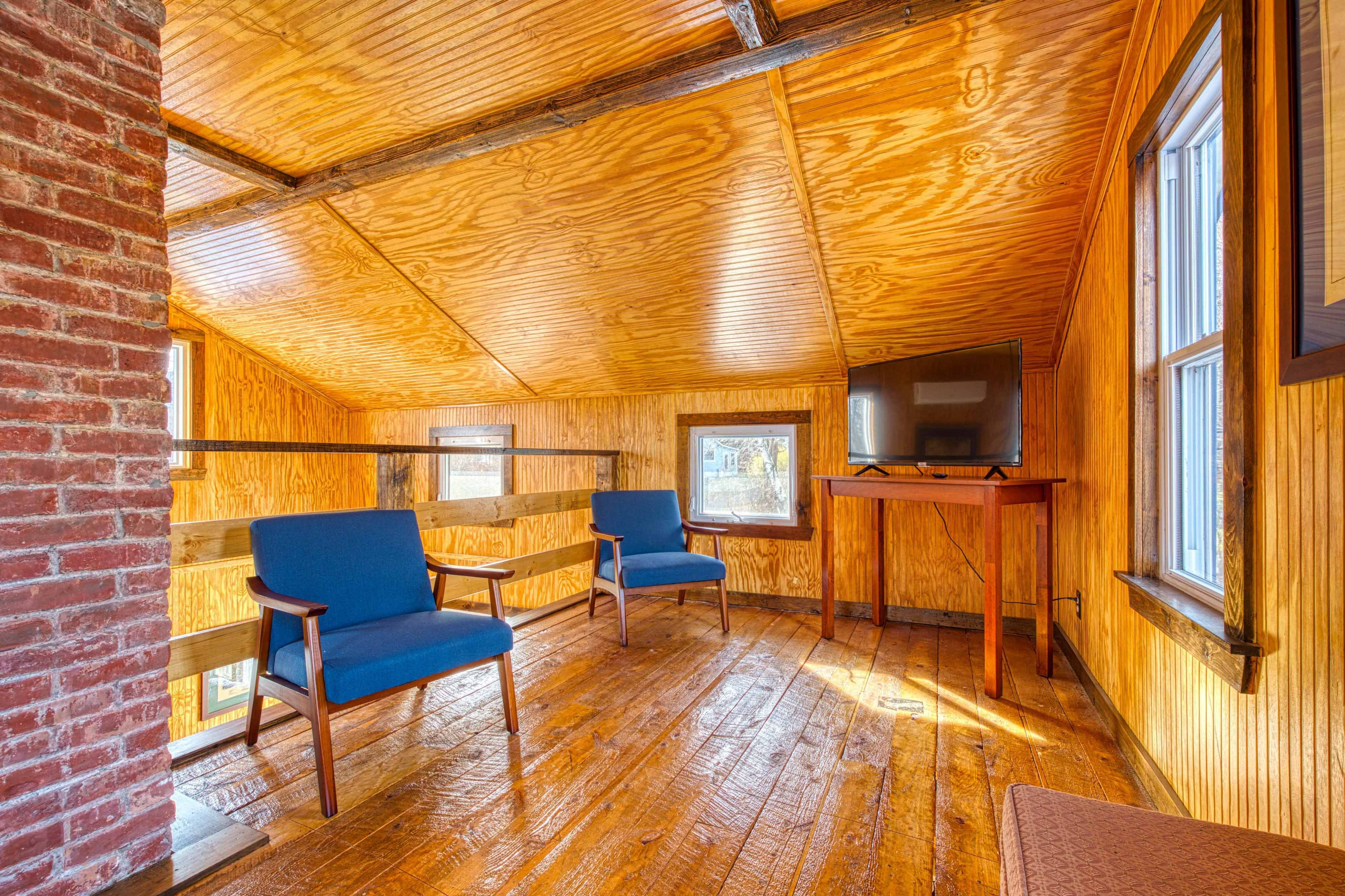 Loft | Smart TV | Sleeper Sofa