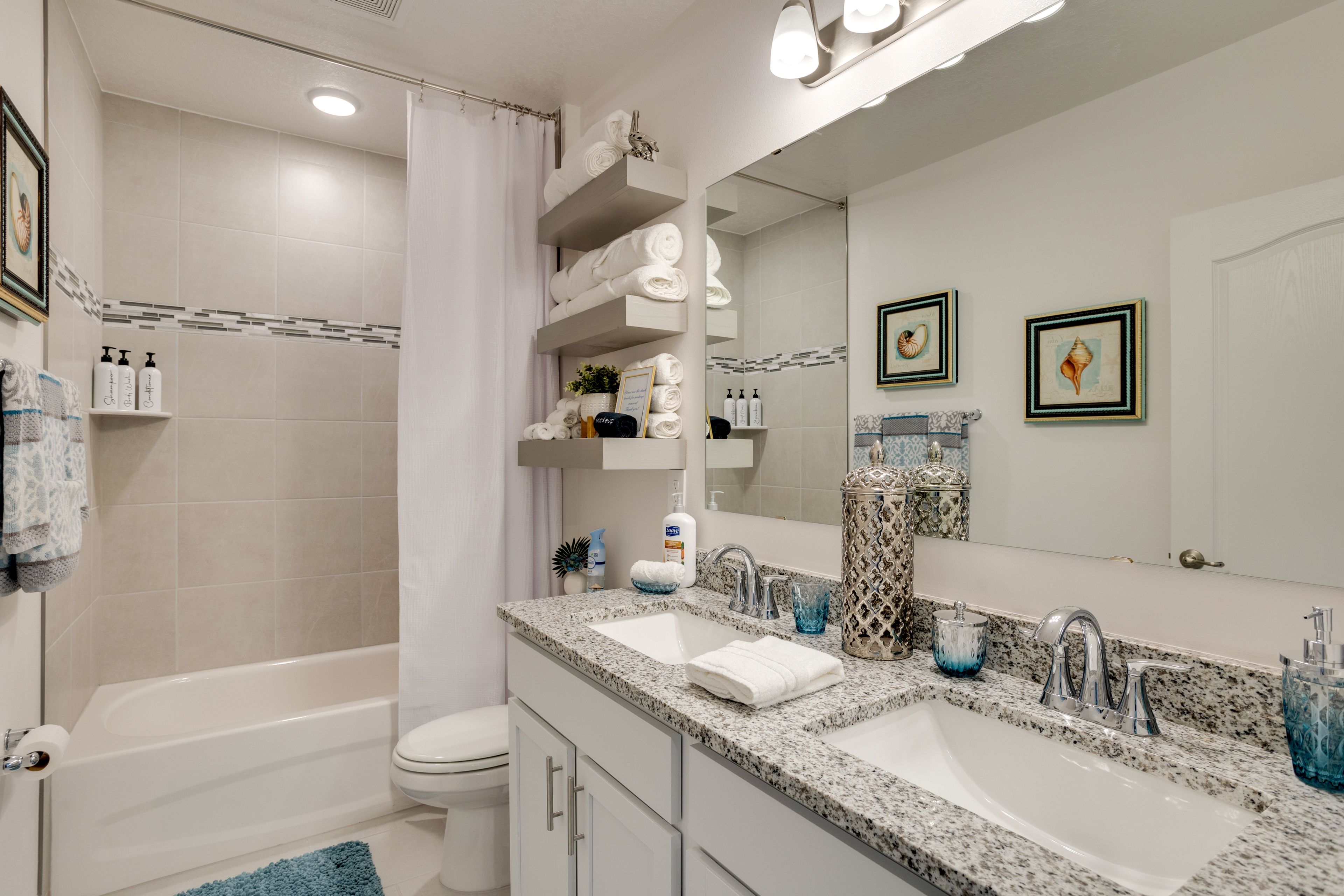 Full Bathroom | Towels Provided | Shower/Tub Combo
