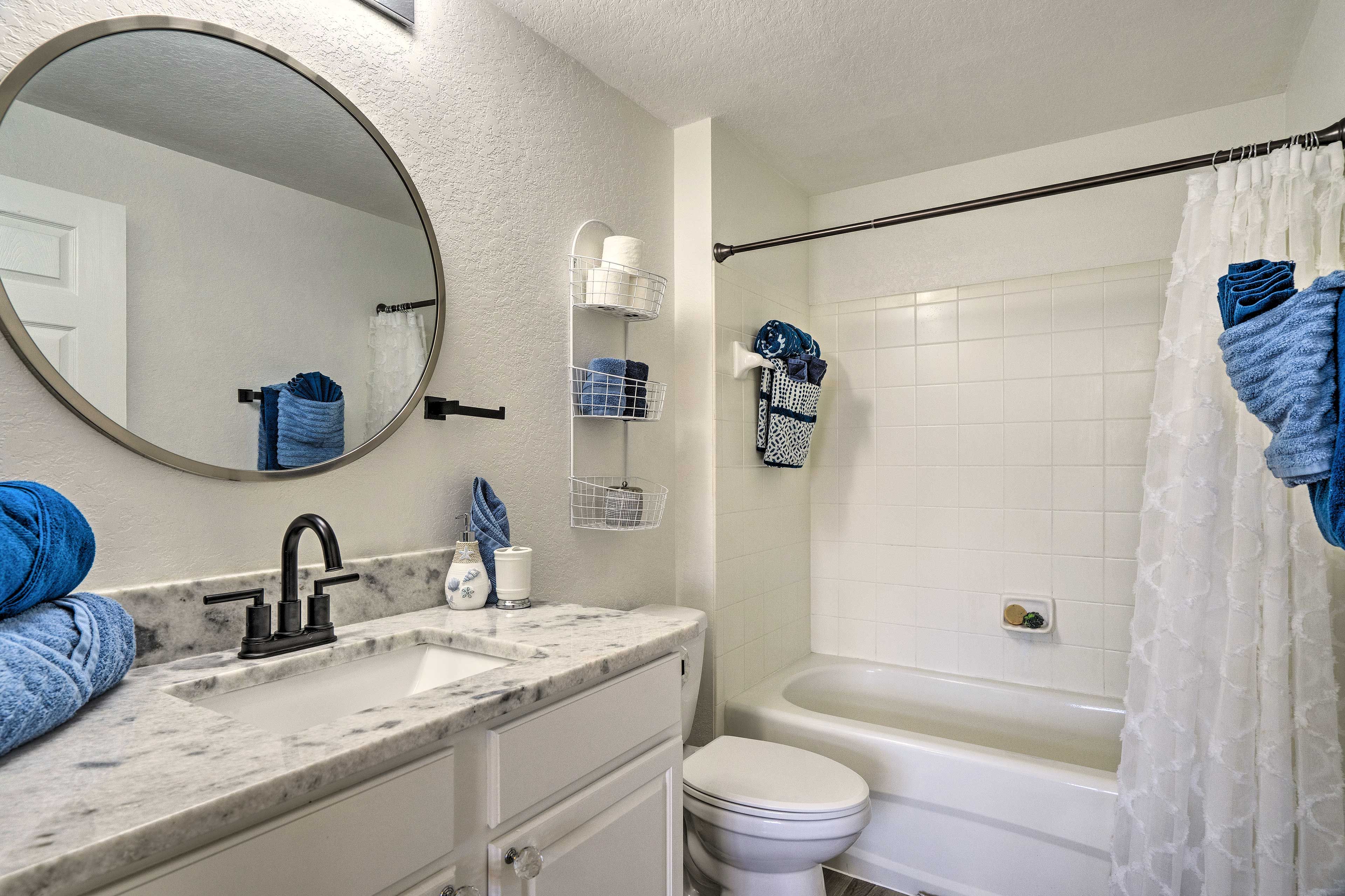 Full Bathroom | Towels Provided | Complimentary Toiletries