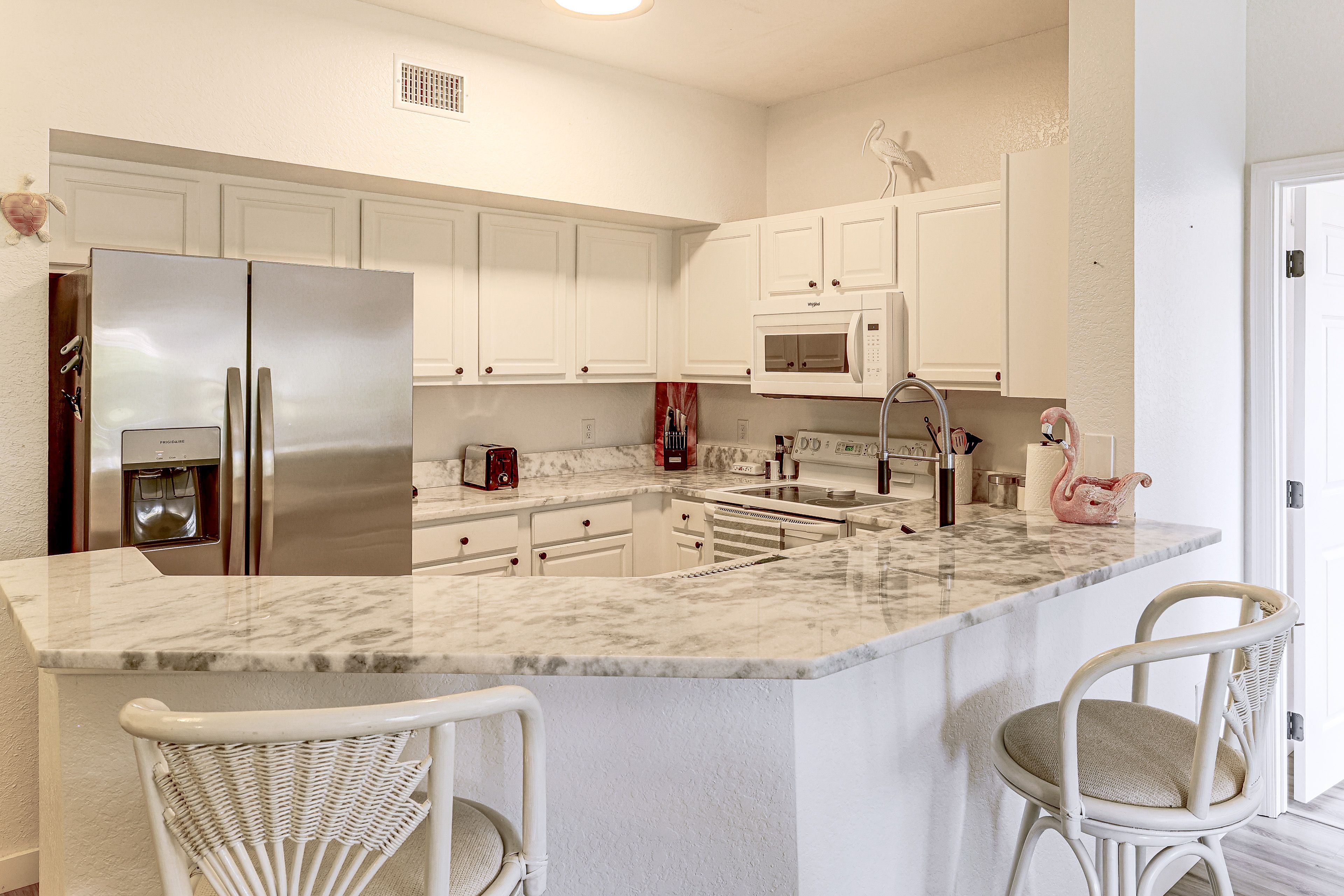 Kitchen | Dishwasher | Island w/ Seating | Coffee Maker | Cooking Basics