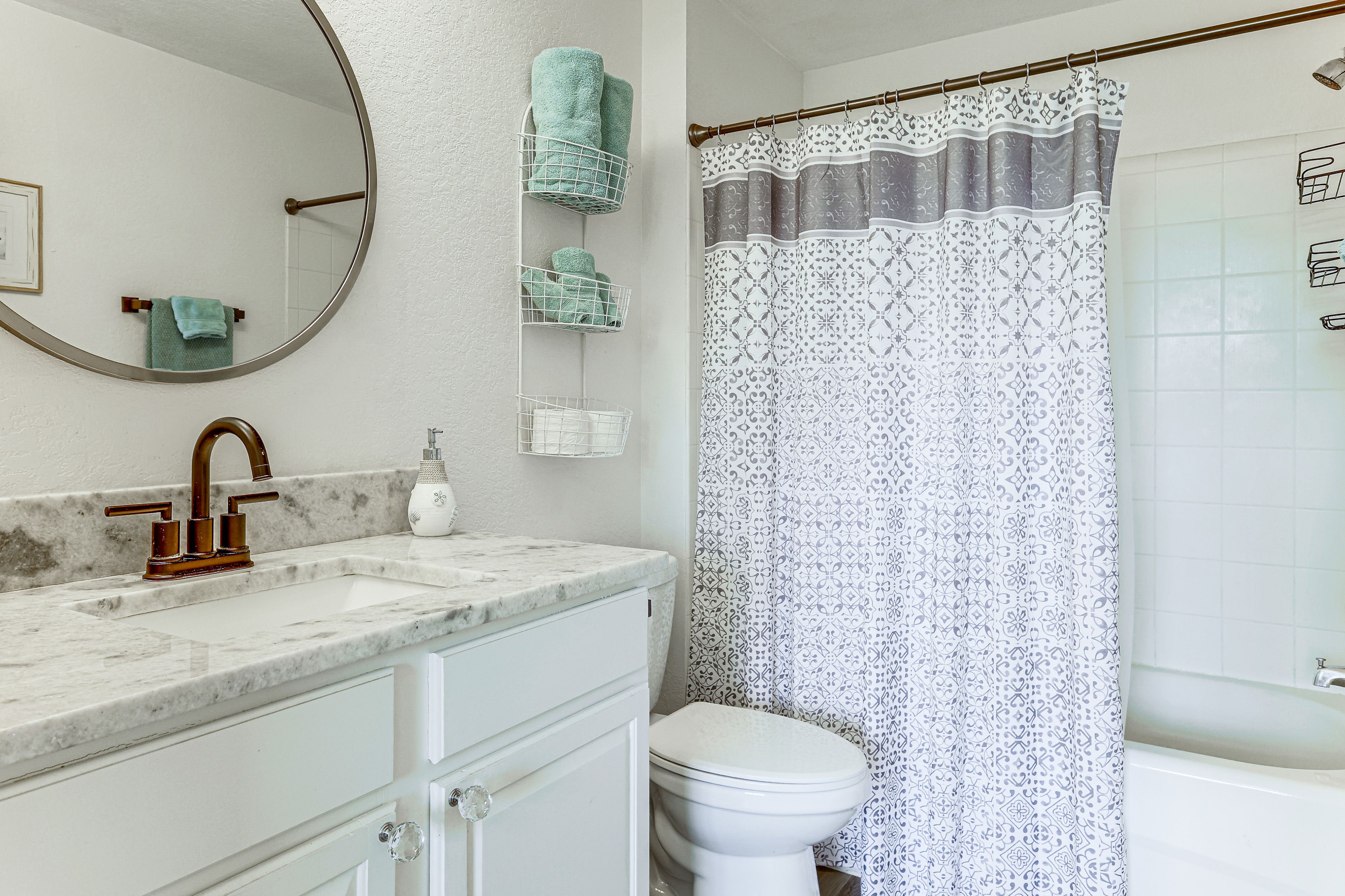 Full Bathroom | Towels Provided