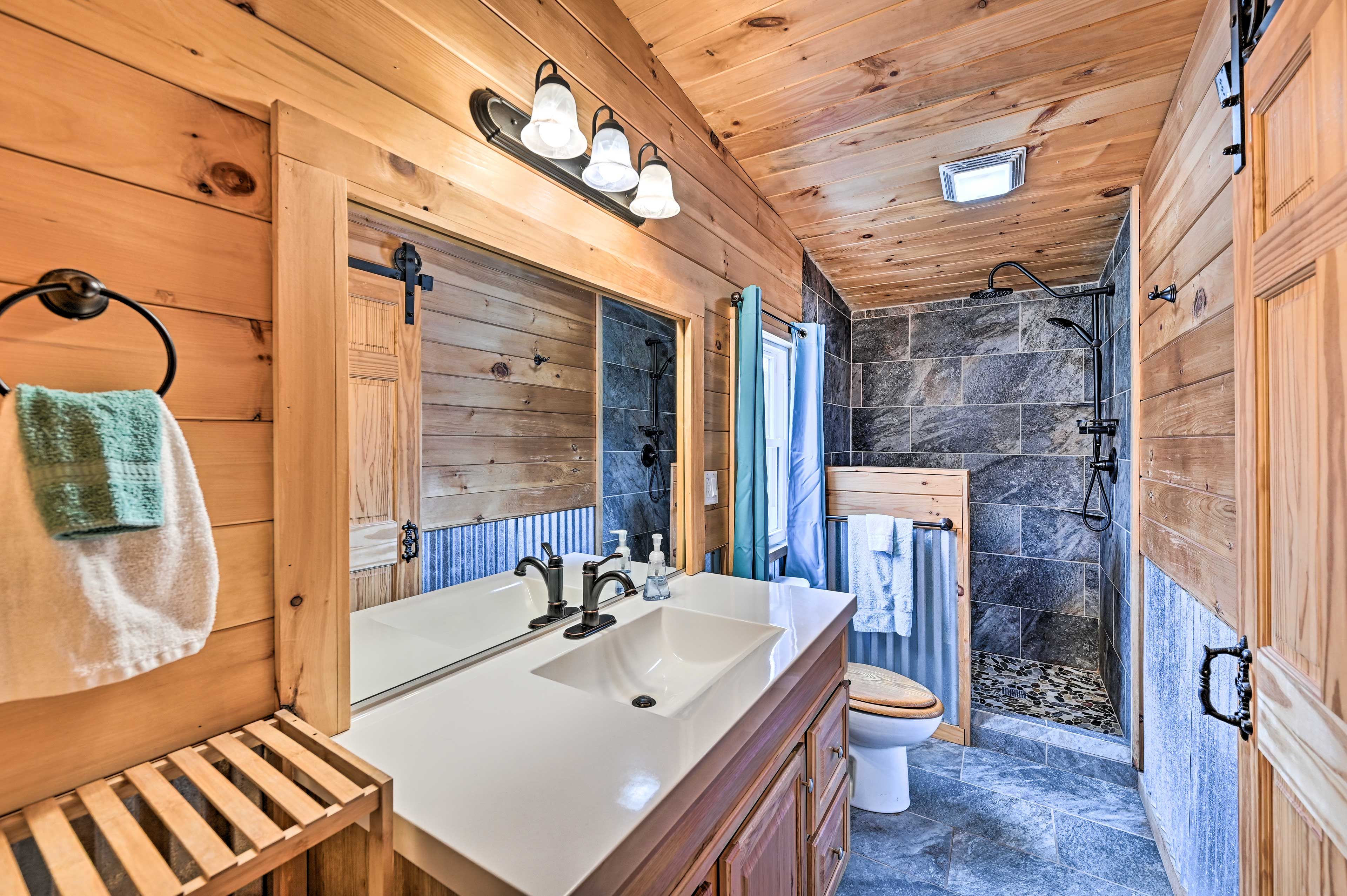 Full Bathroom | Complimentary Toiletries