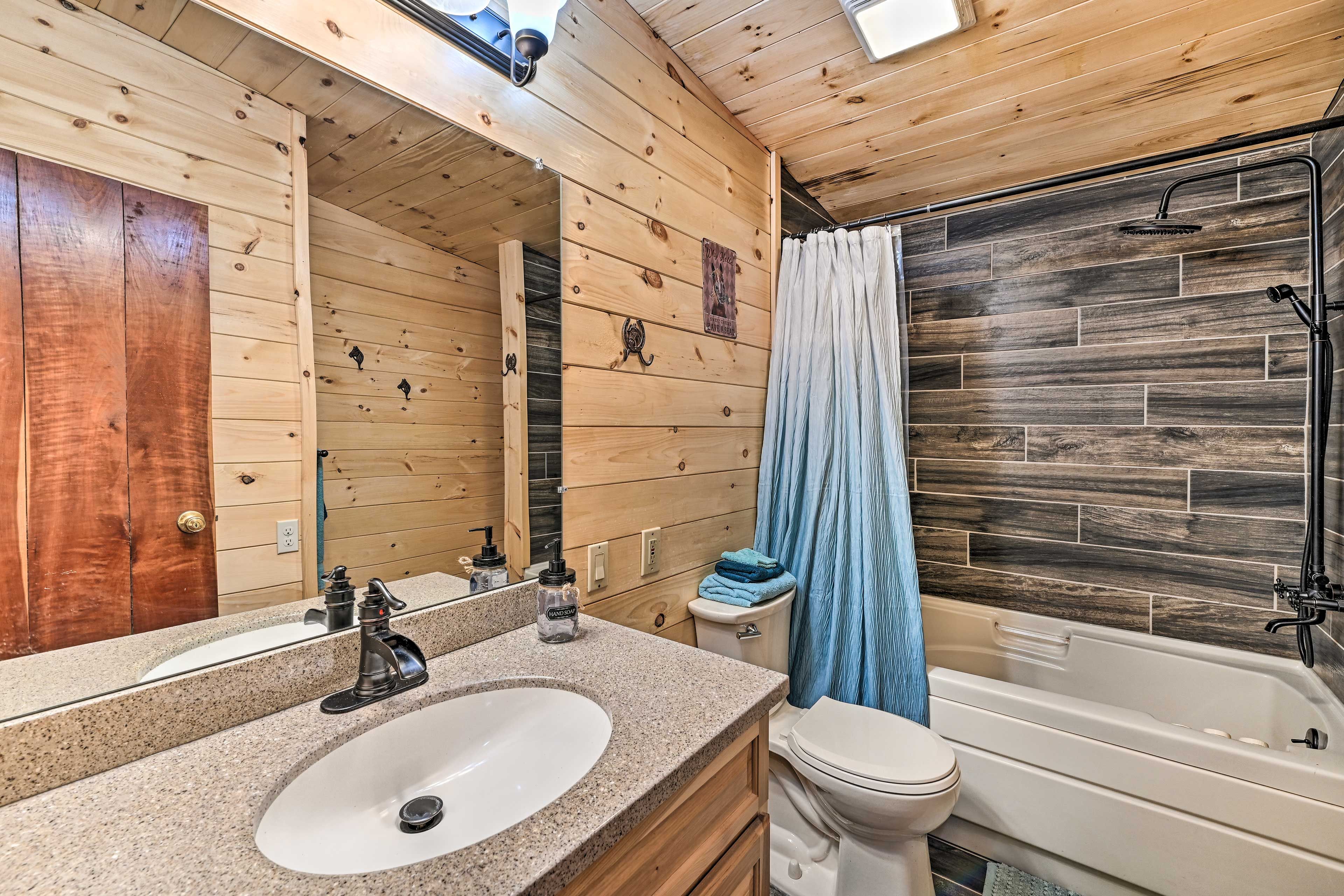Full Bathroom | Towels Provided