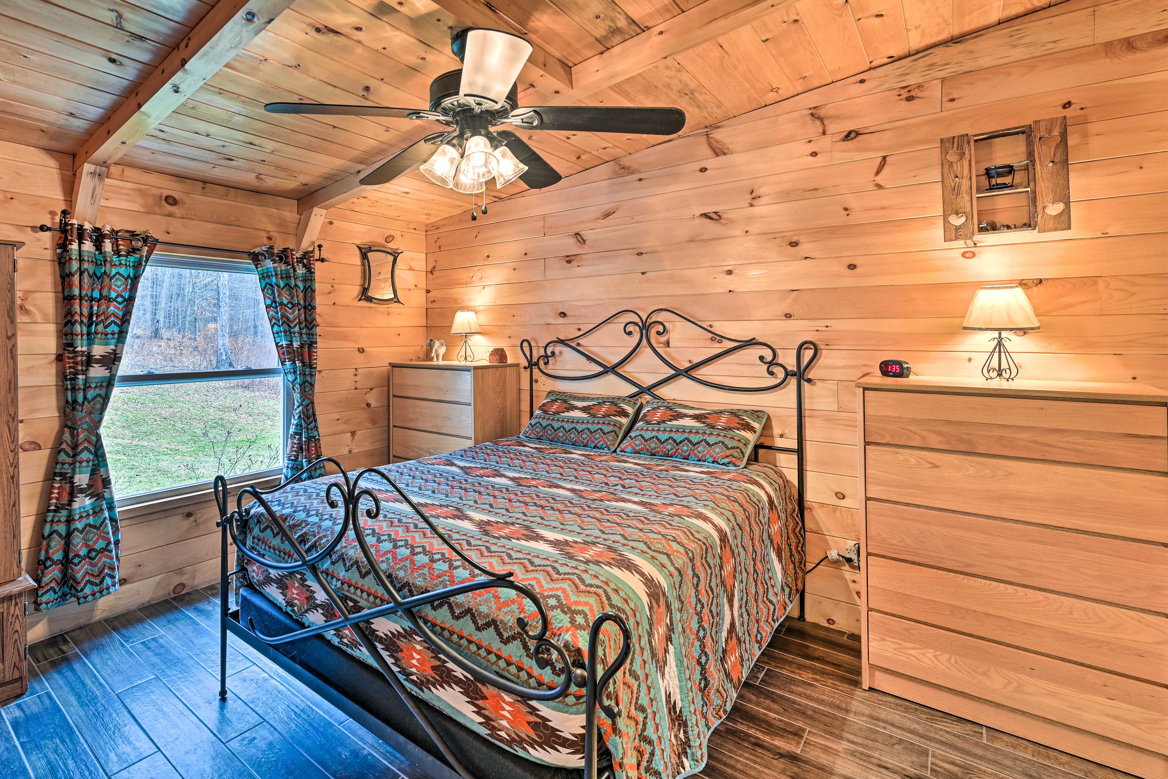 Bedroom 1 | Queen Bed | En-Suite Bathroom
