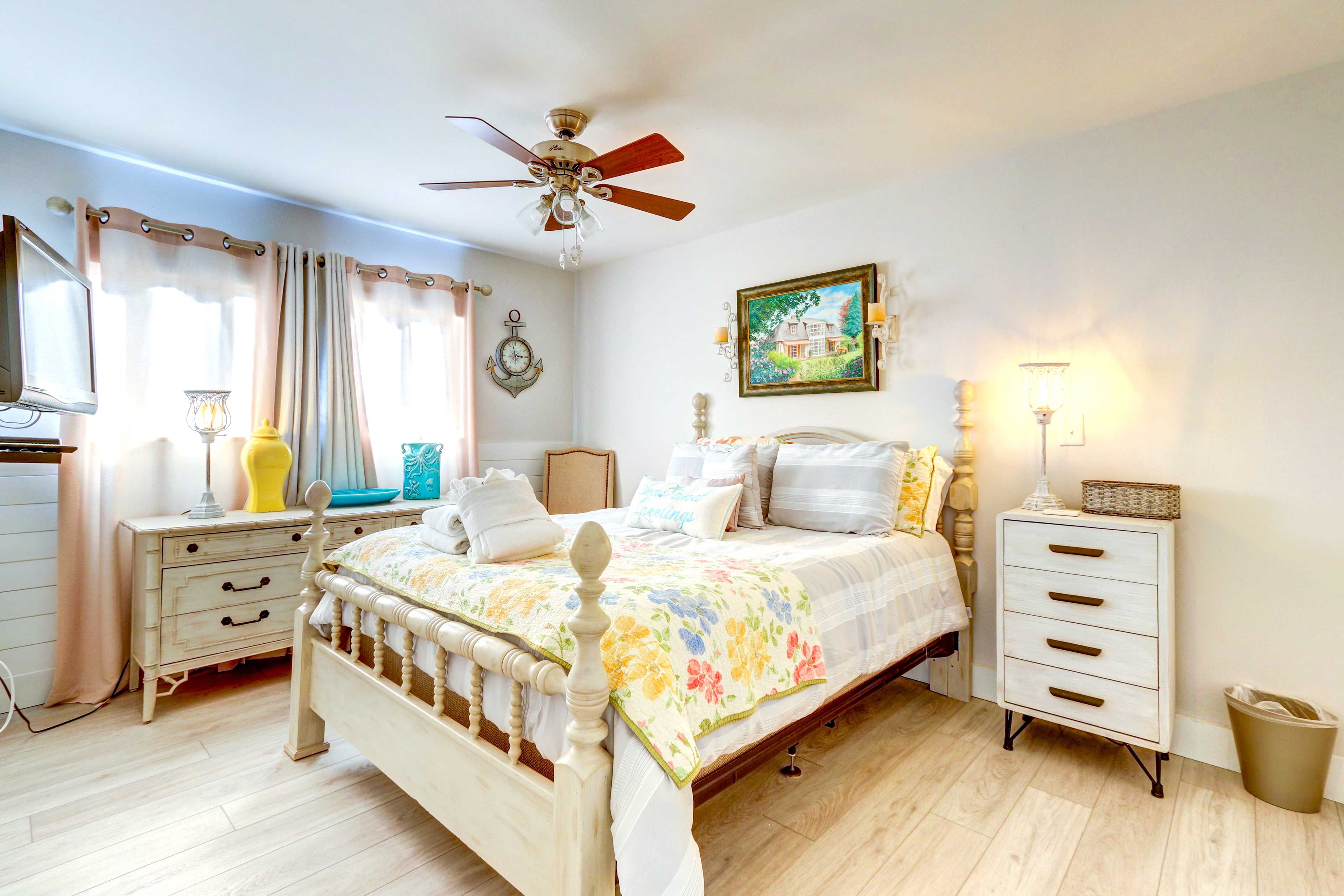 Bedroom 2 | Queen Bed