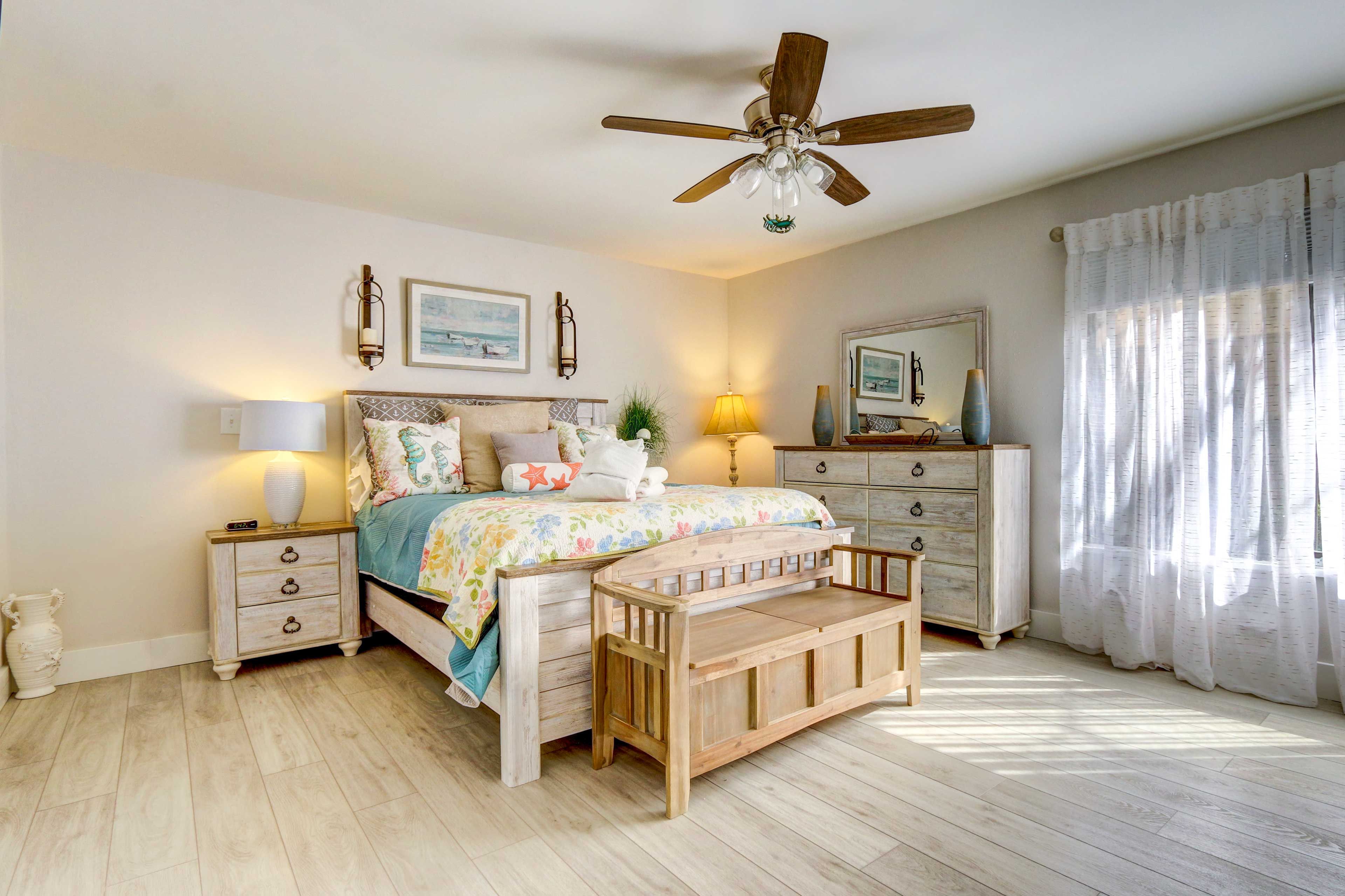 Bedroom 1 | Queen Bed