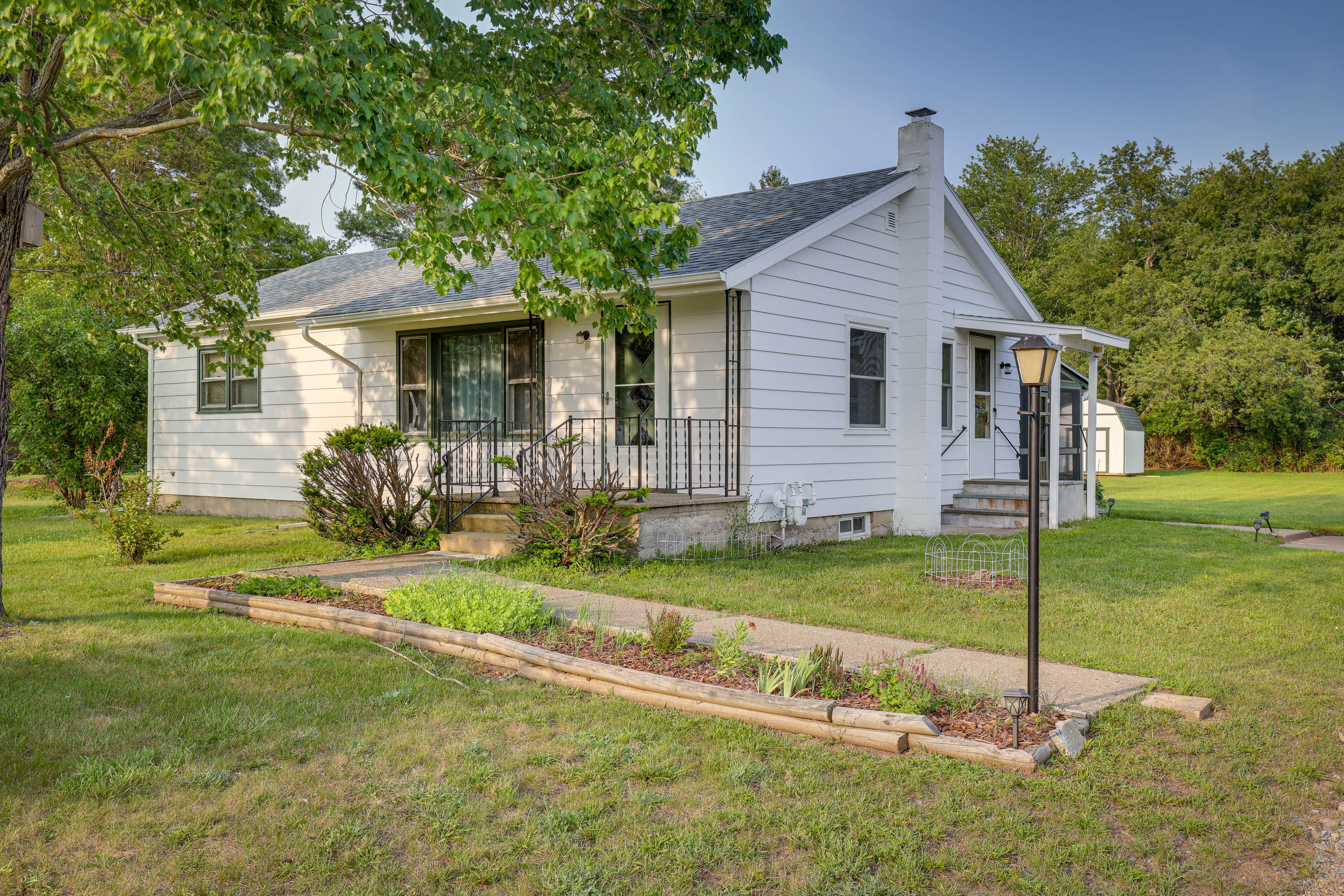 Horseheads Vacation Rental | 2BR | 1BA | 900 Sq Ft | Stairs Required
