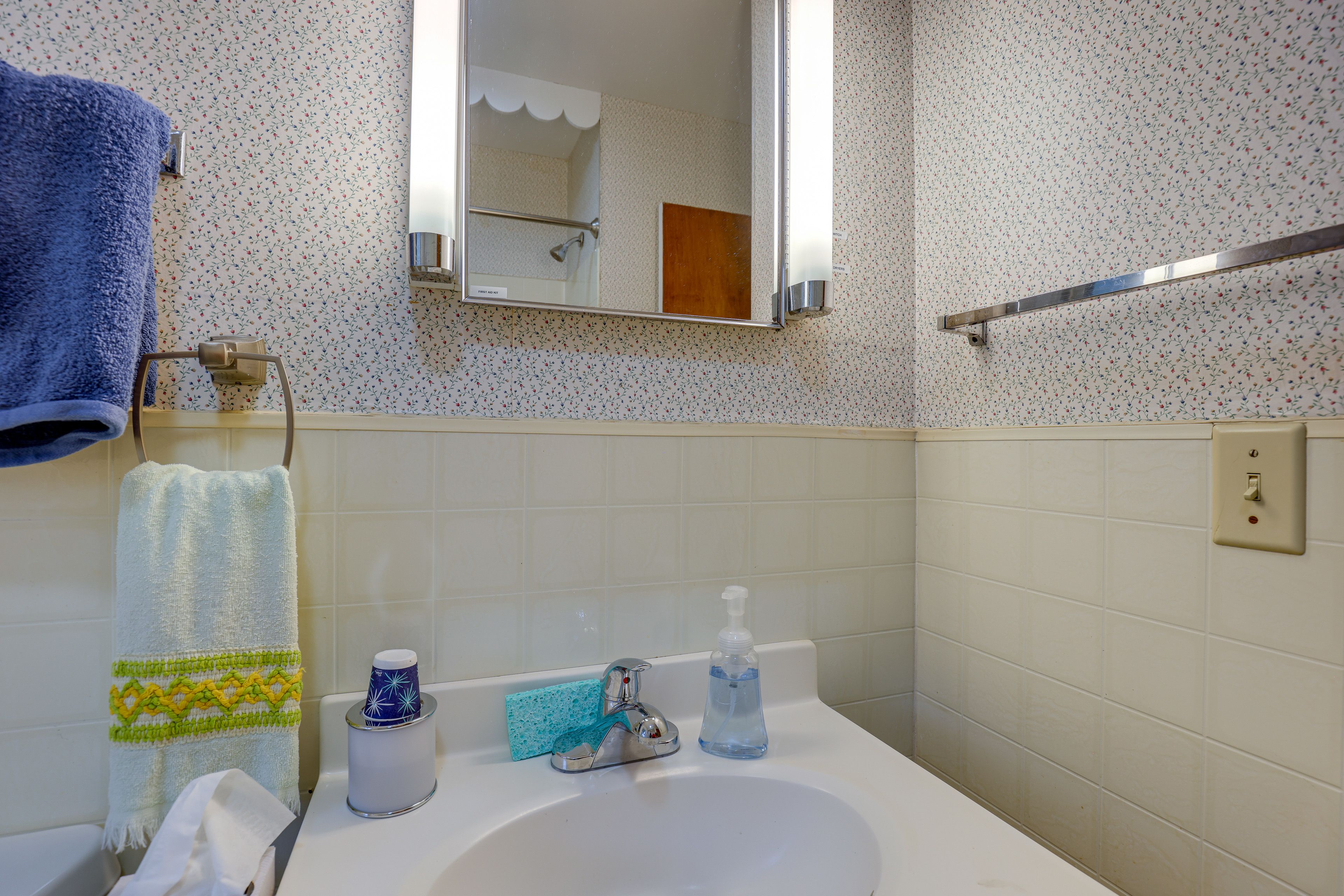 Full Bathroom | Complimentary Toiletries | Towels Provided