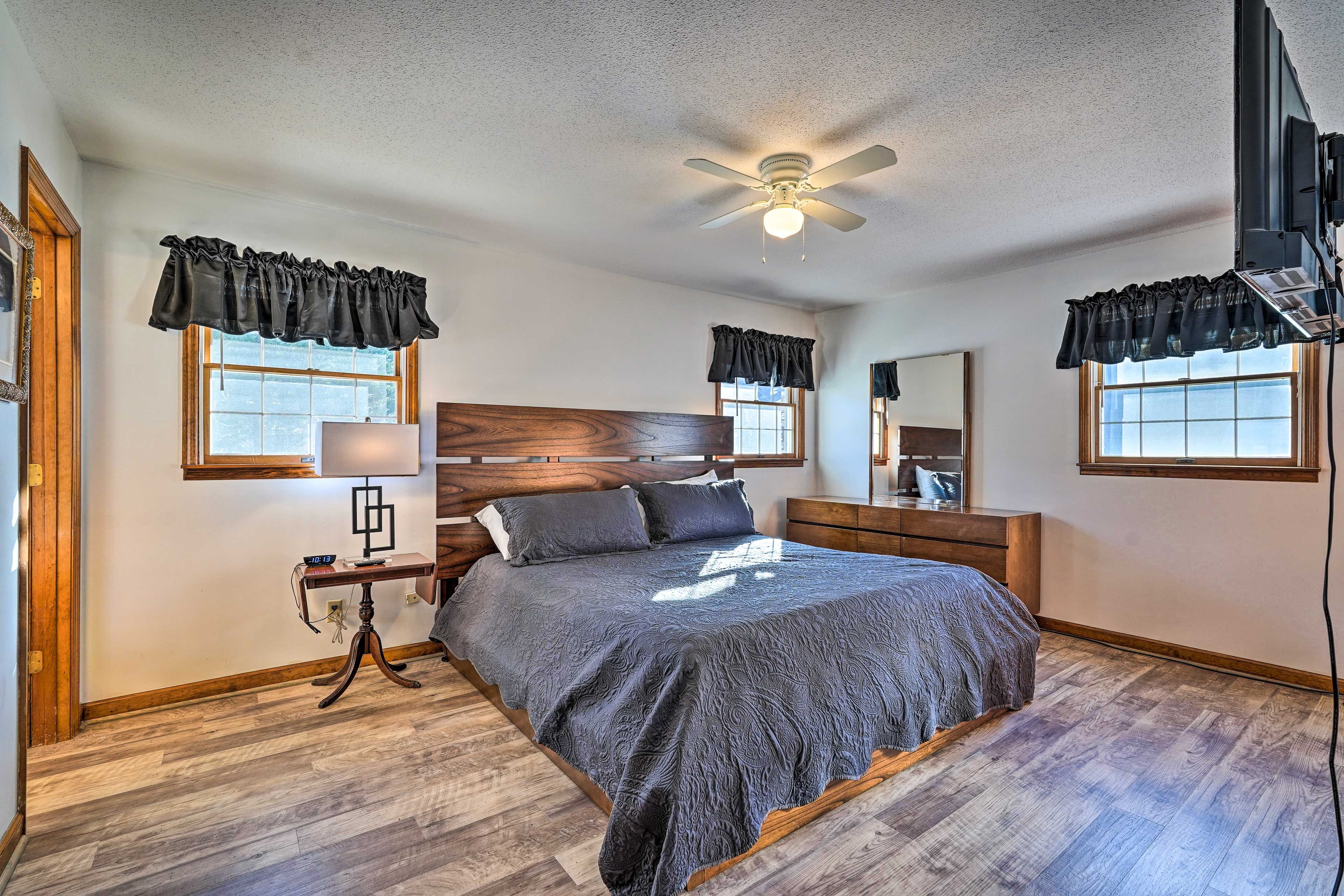Bedroom 1 | King Bed | En-Suite Bathroom