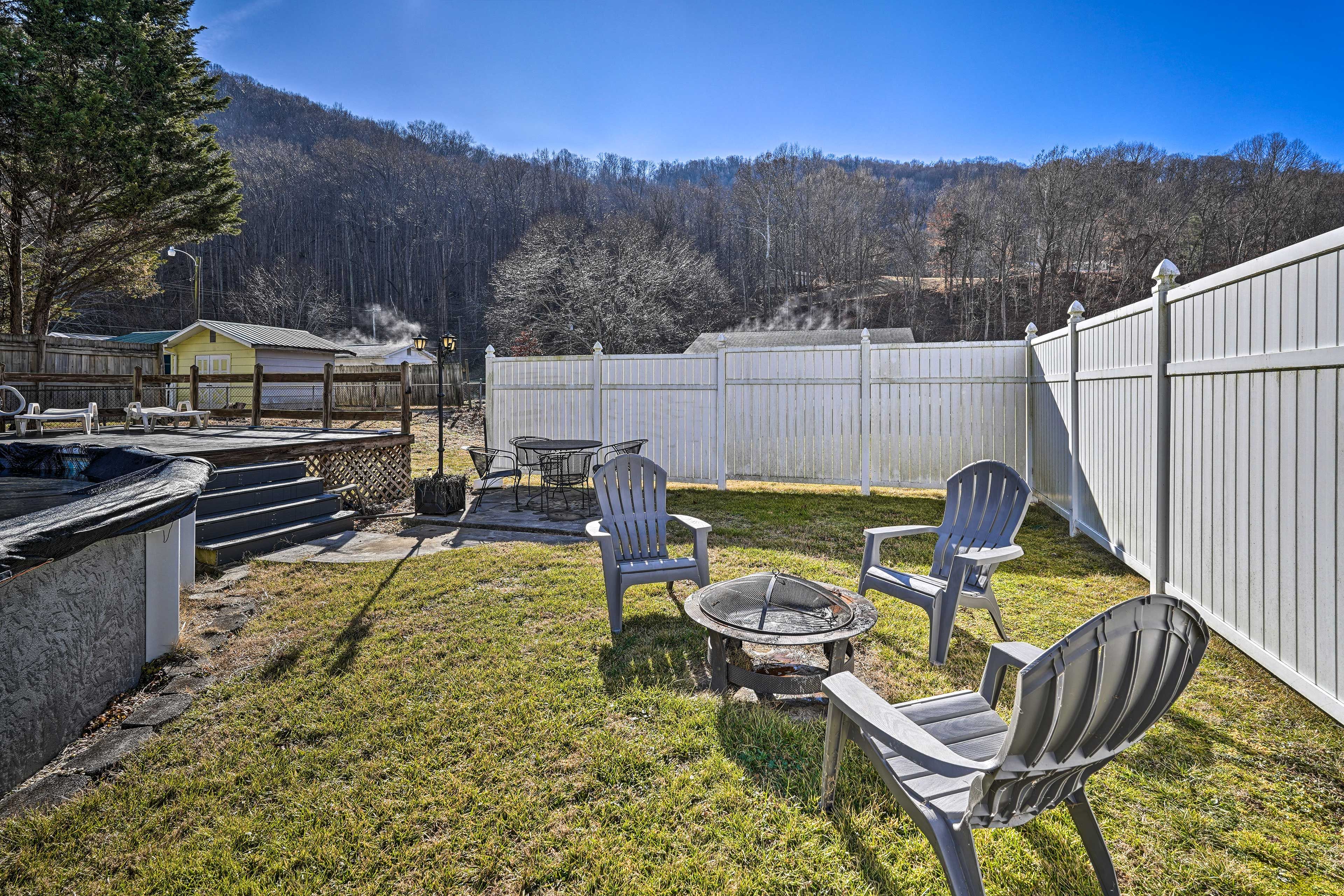 Backyard | Fire Pit | Outdoor Dining Area