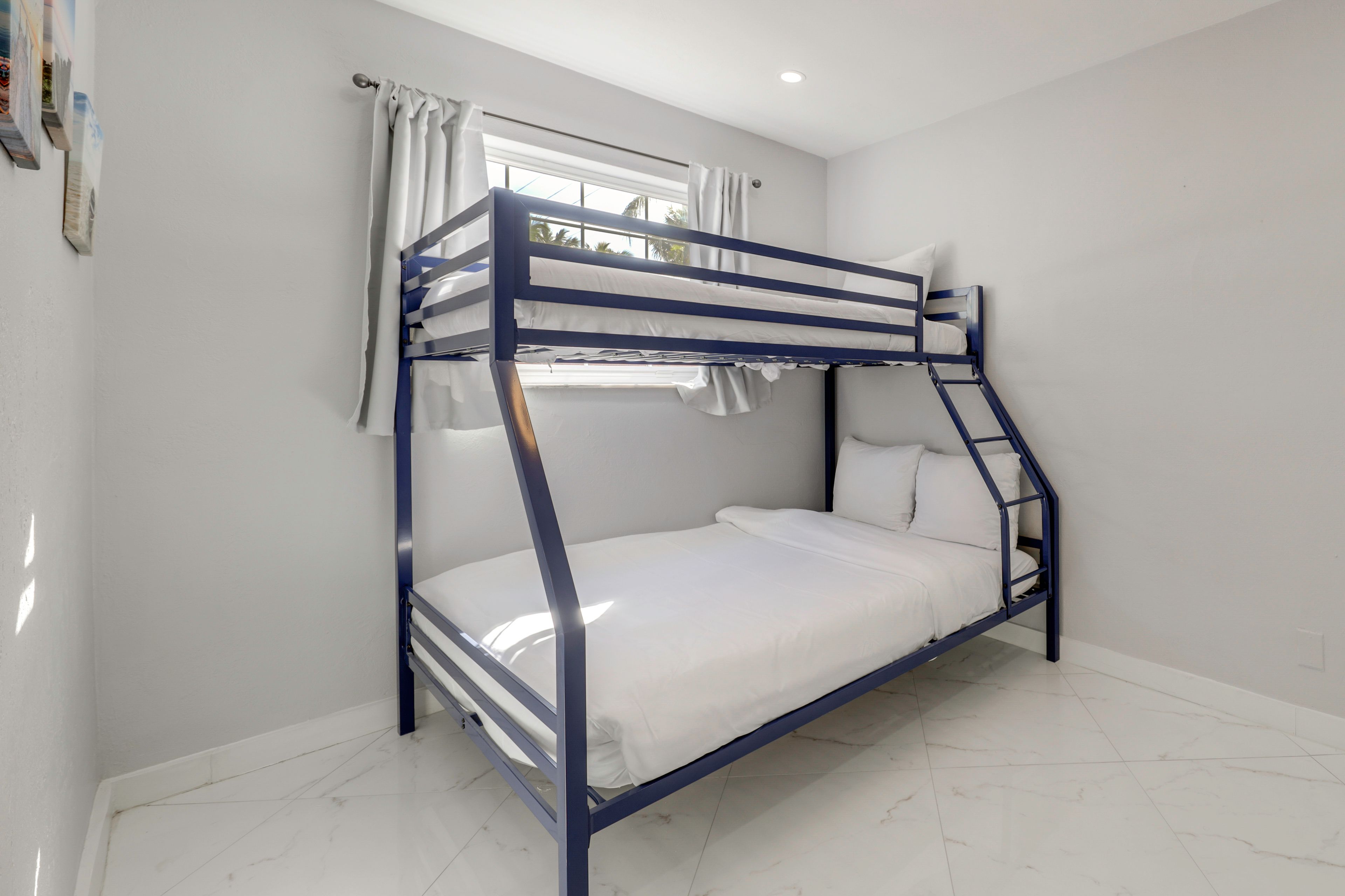 Bedroom 3 | Twin/Full Bunk Bed