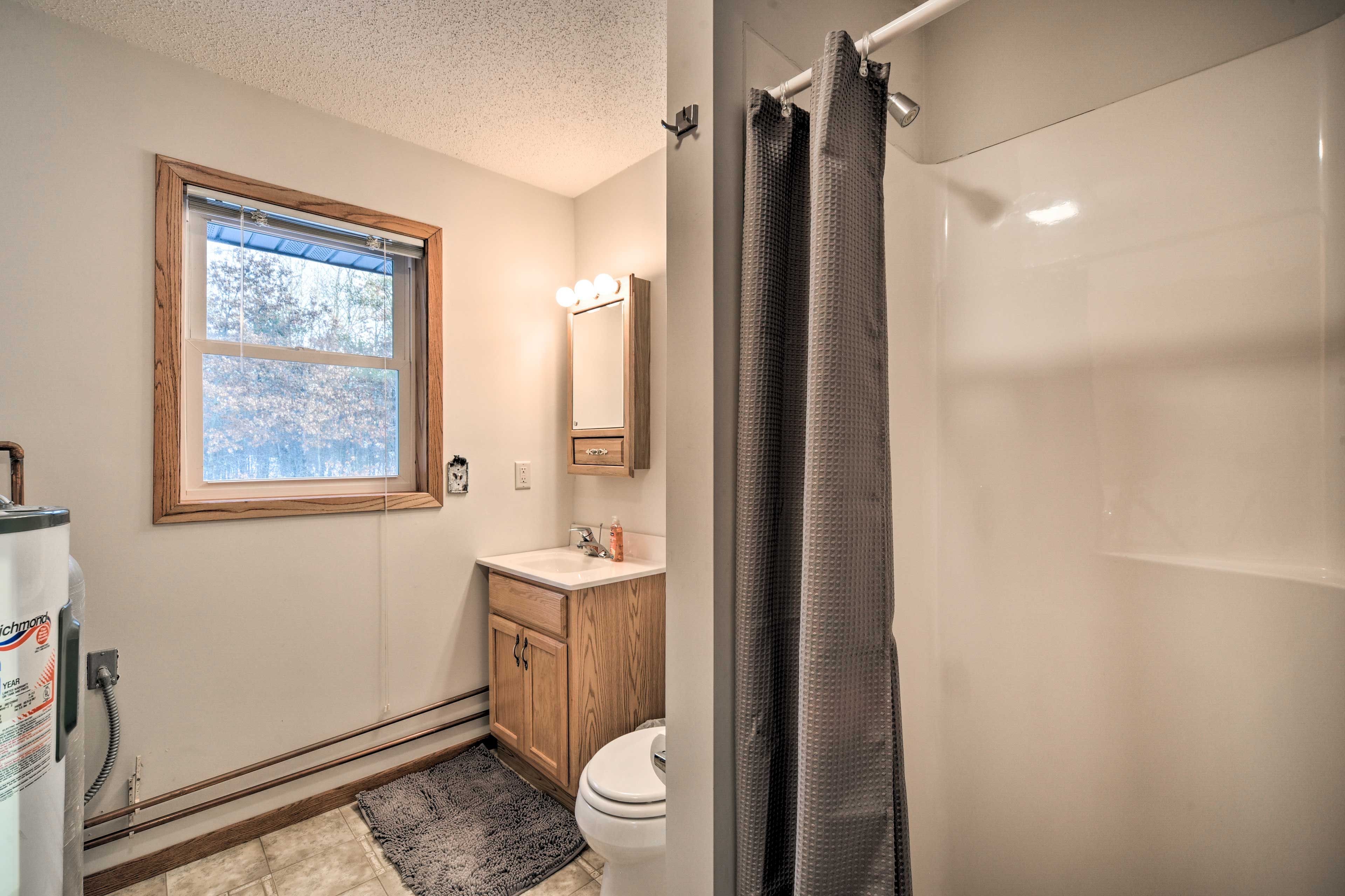 Full Bathroom | Towels Provided | Hair Dryer