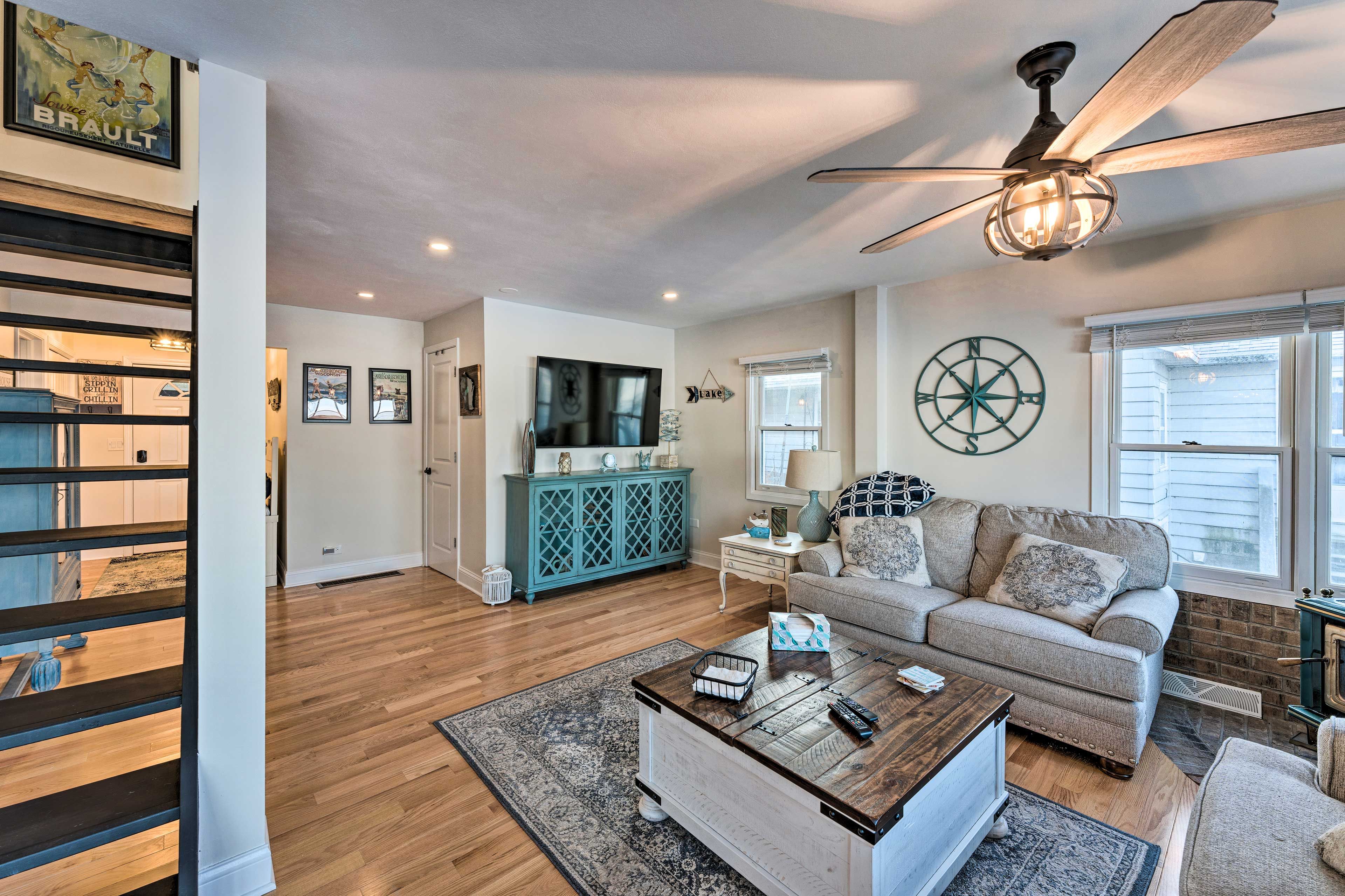 Living Room | Smart TV | Central A/C | Ceiling Fans