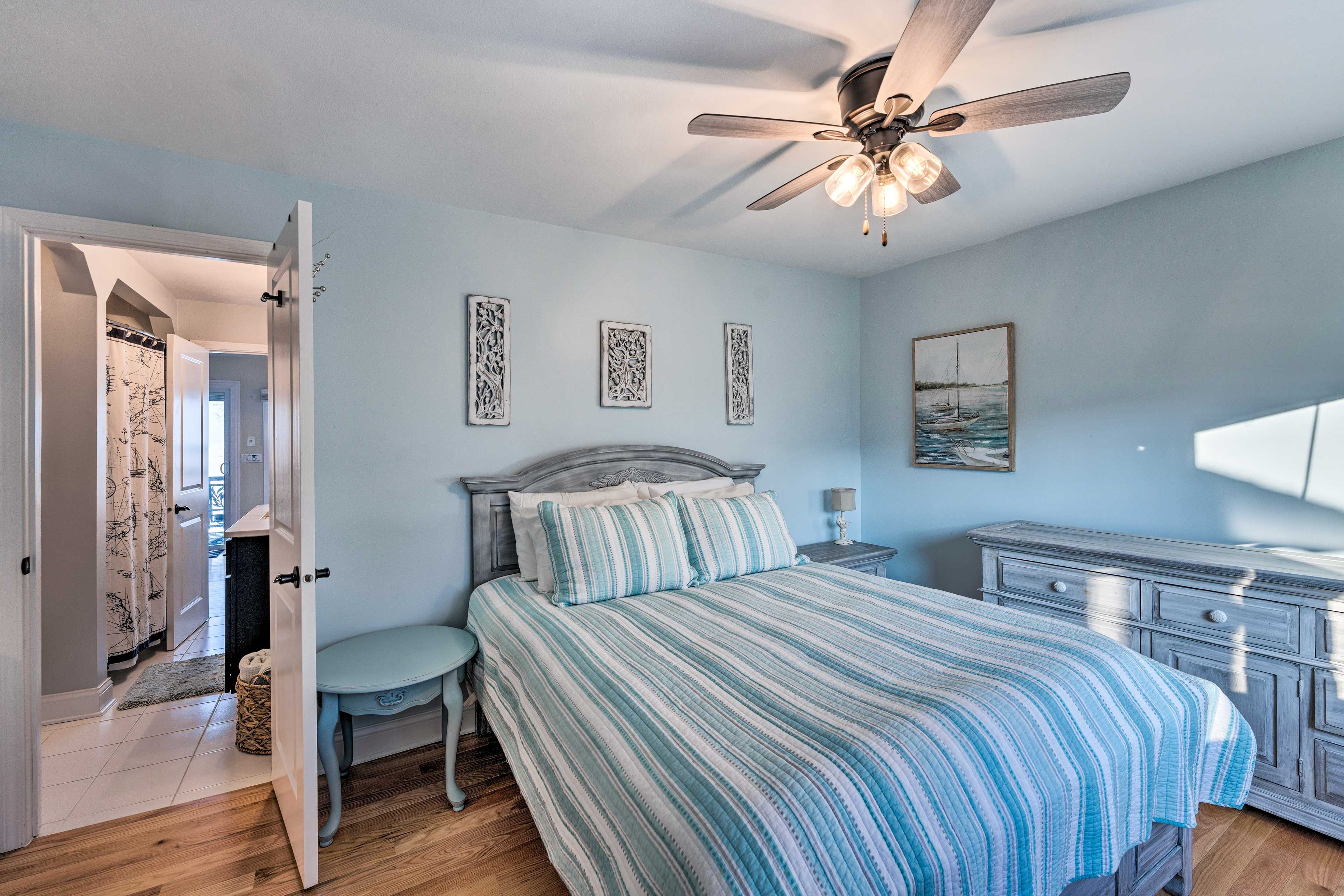 Bedroom 1 | 1st Floor | Queen Bed | Closet | Dresser | Linens Provided