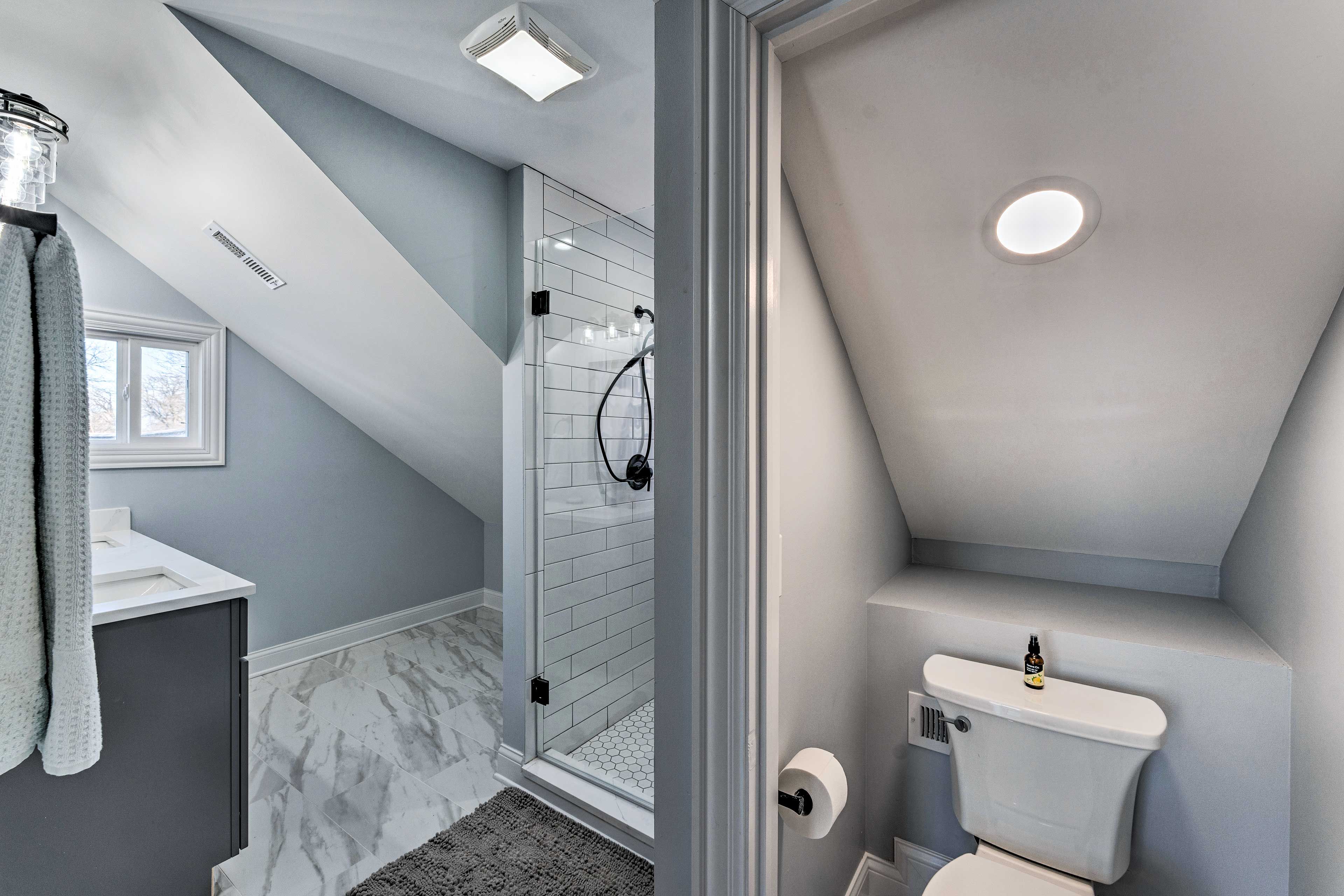 Full Bathroom | 2nd Floor | Walk-In Shower | Towels Provided
