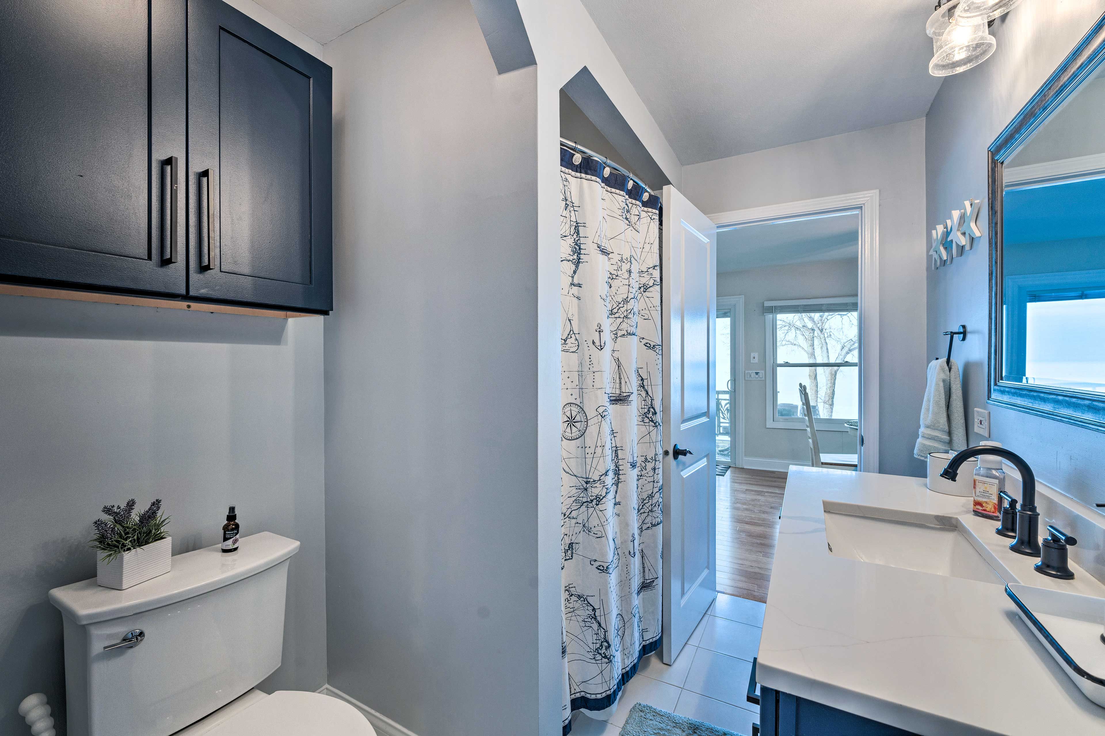 Full Bathroom | 1st Floor | Shower/Tub Combo | Complimentary Toiletries
