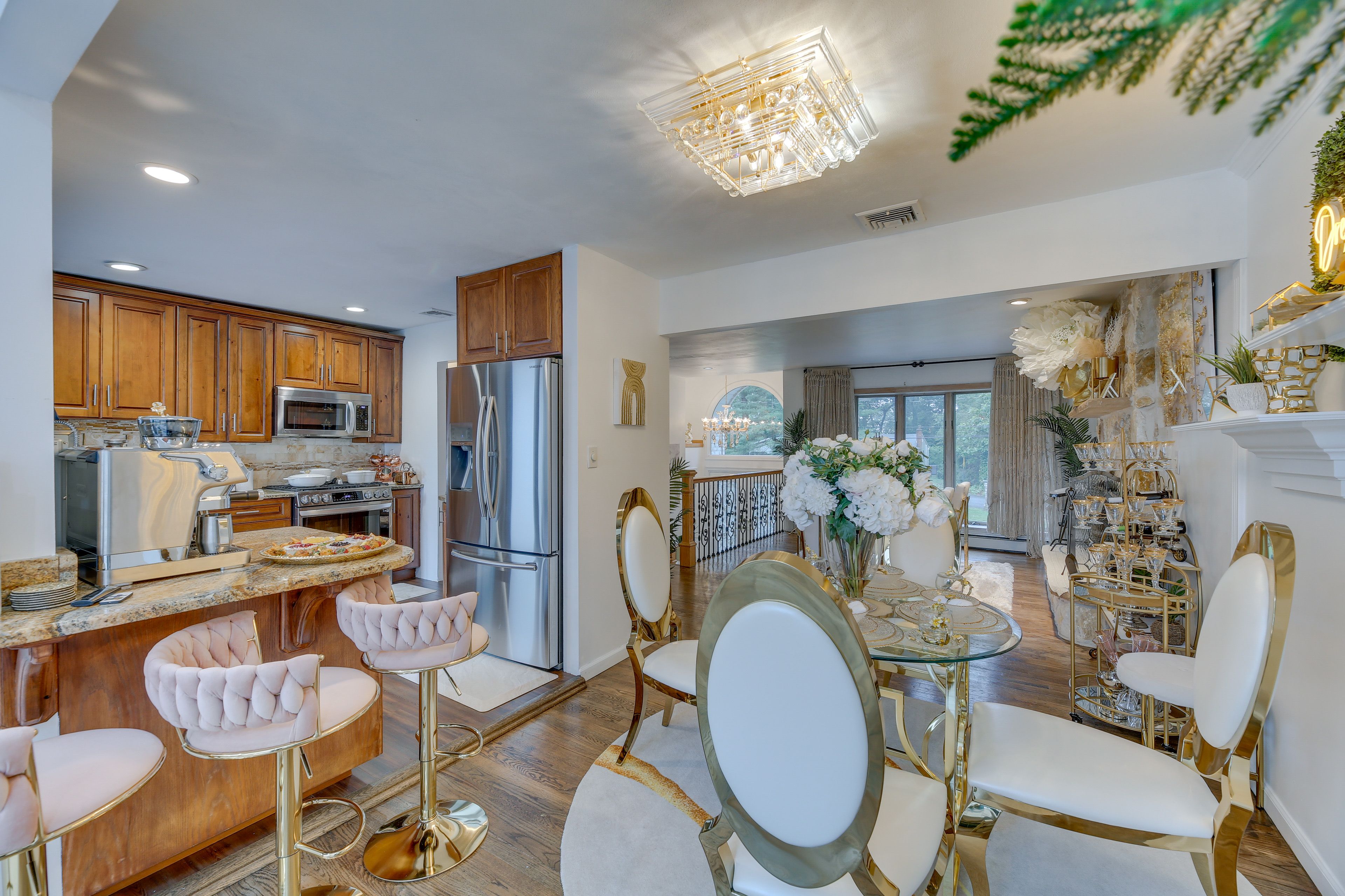 Additional Dining Area | Luxury Furnishings