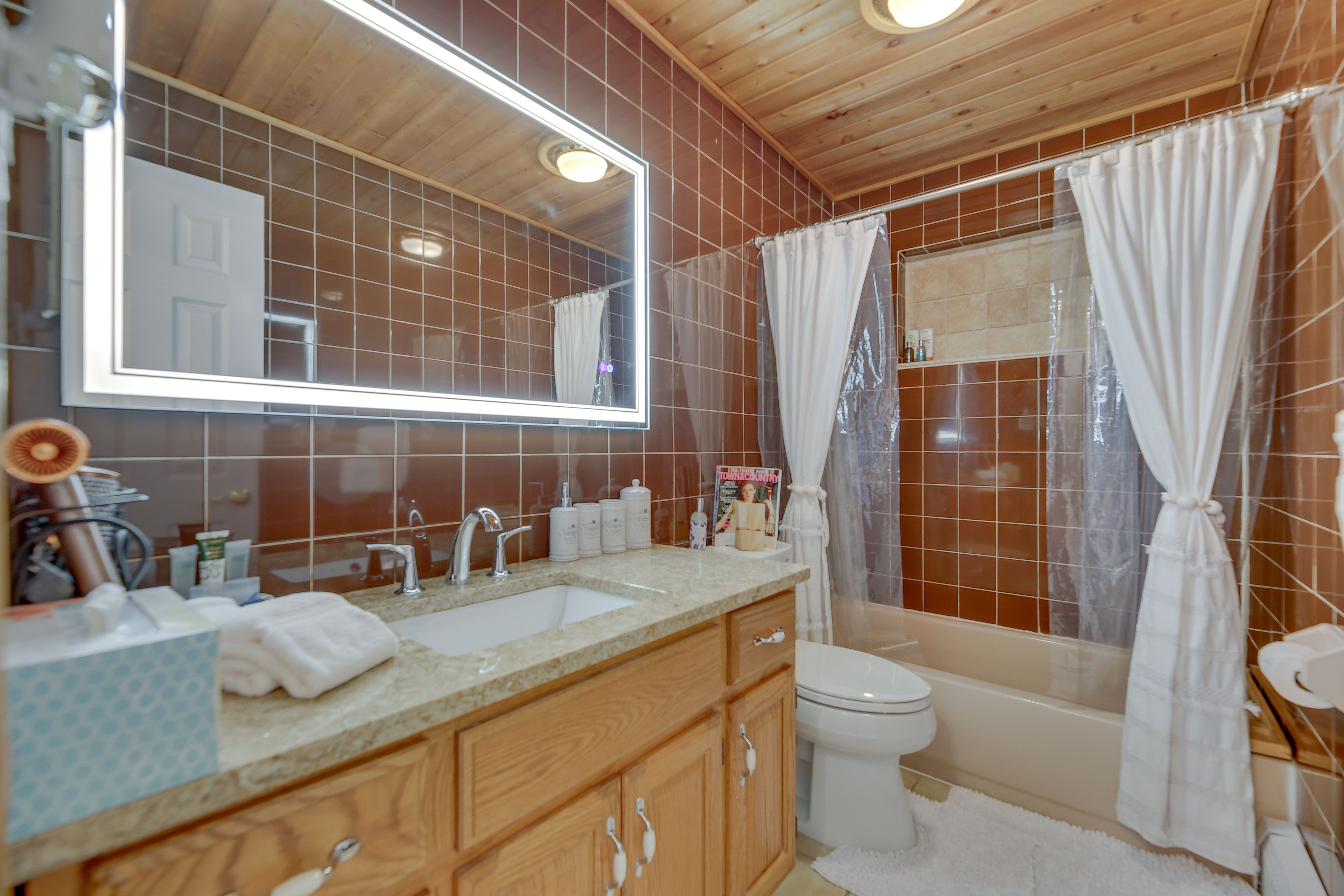 Full Bathroom | Towels Provided | Complimentary Toiletries