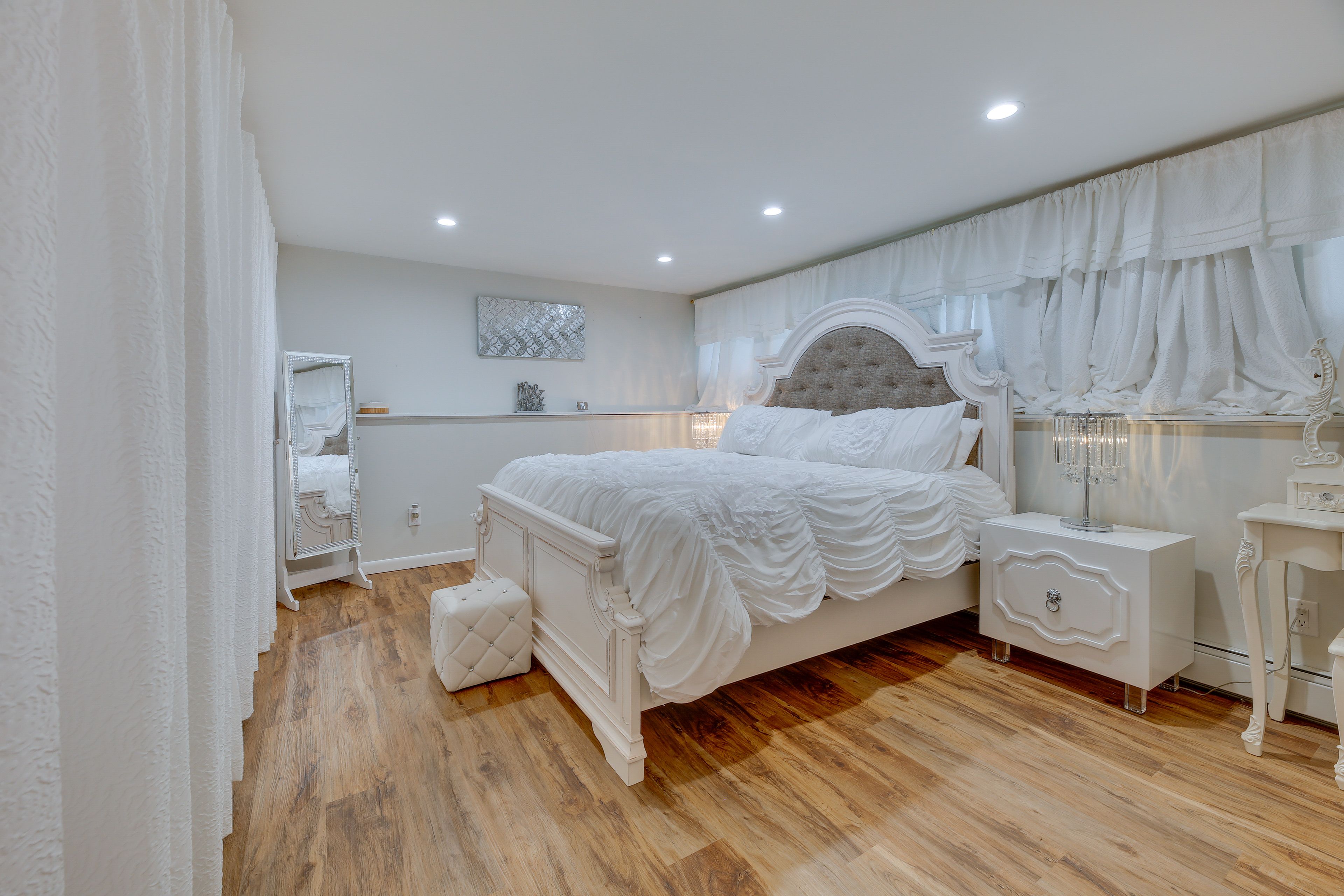 Sleeping Nook | Lower Level | King Bed | Smart TV