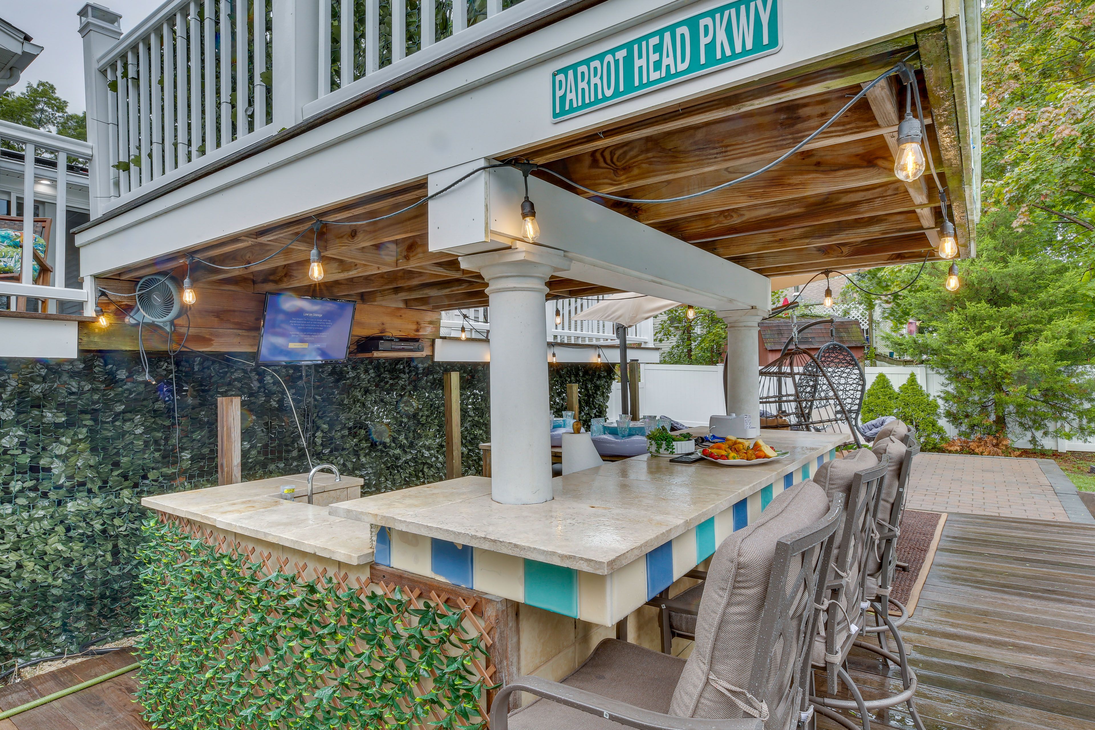 Bar w/ Seating