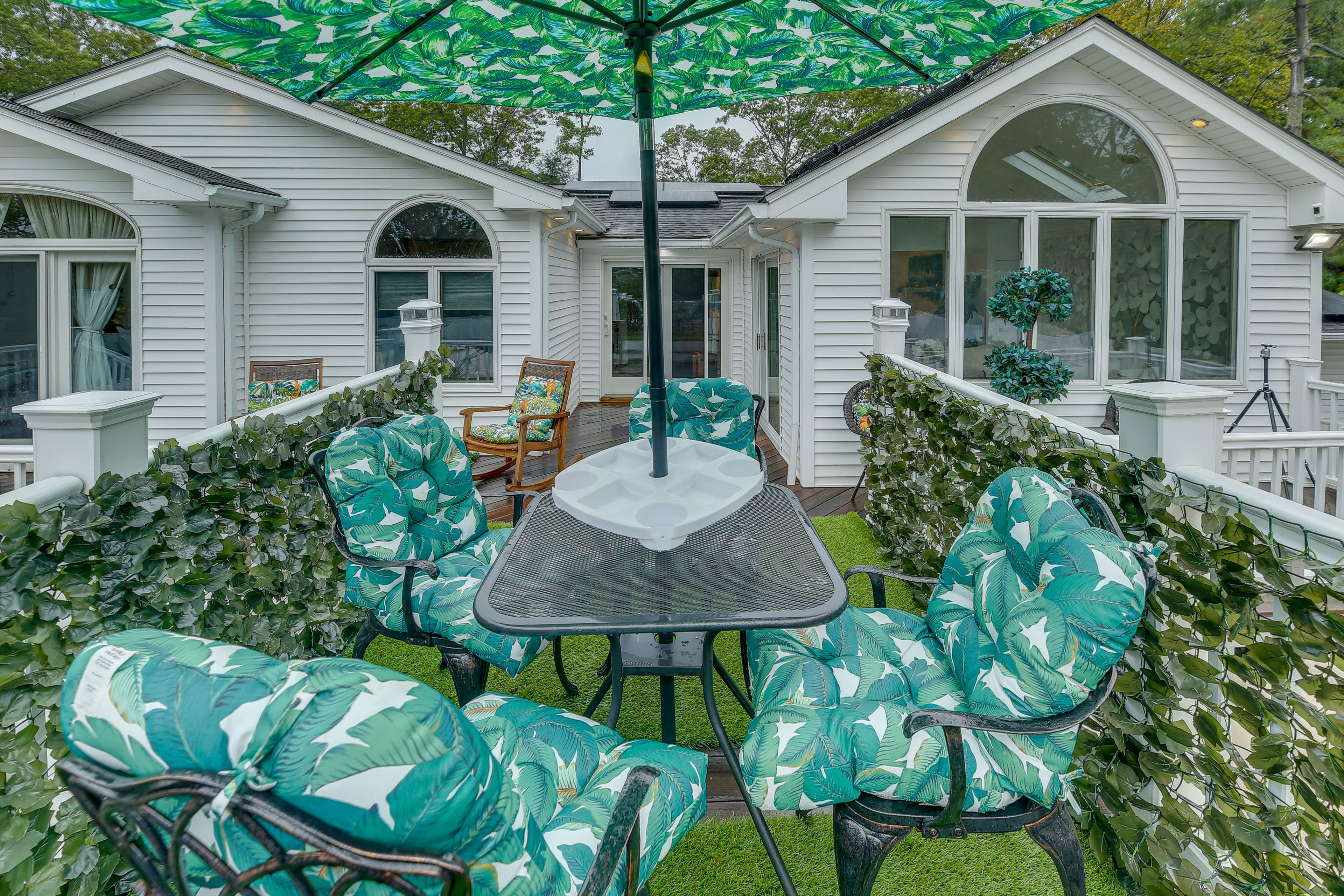 Upper Deck | Outdoor Dining Area